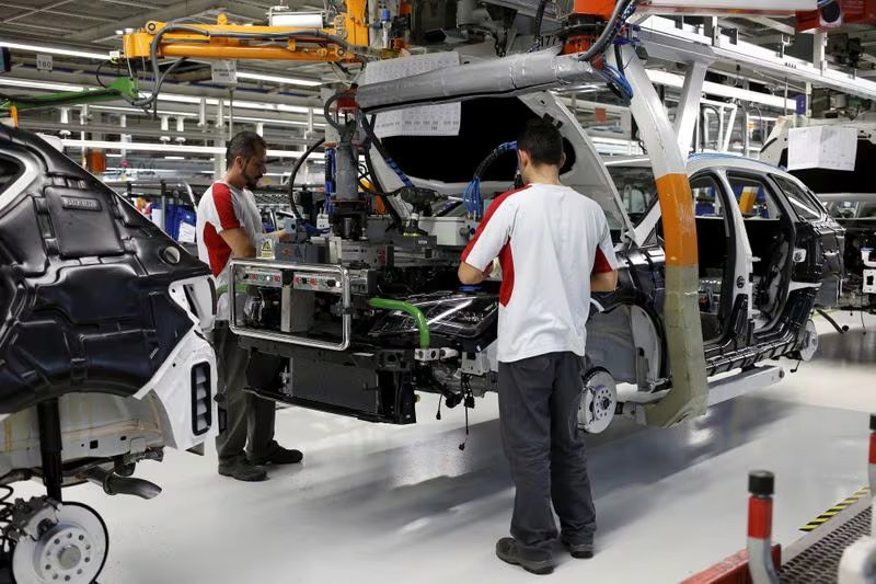Trabajadores de la fábrica de SEAT montan un coche en Martorell. (REUTERS/Gustau Nacarino)
