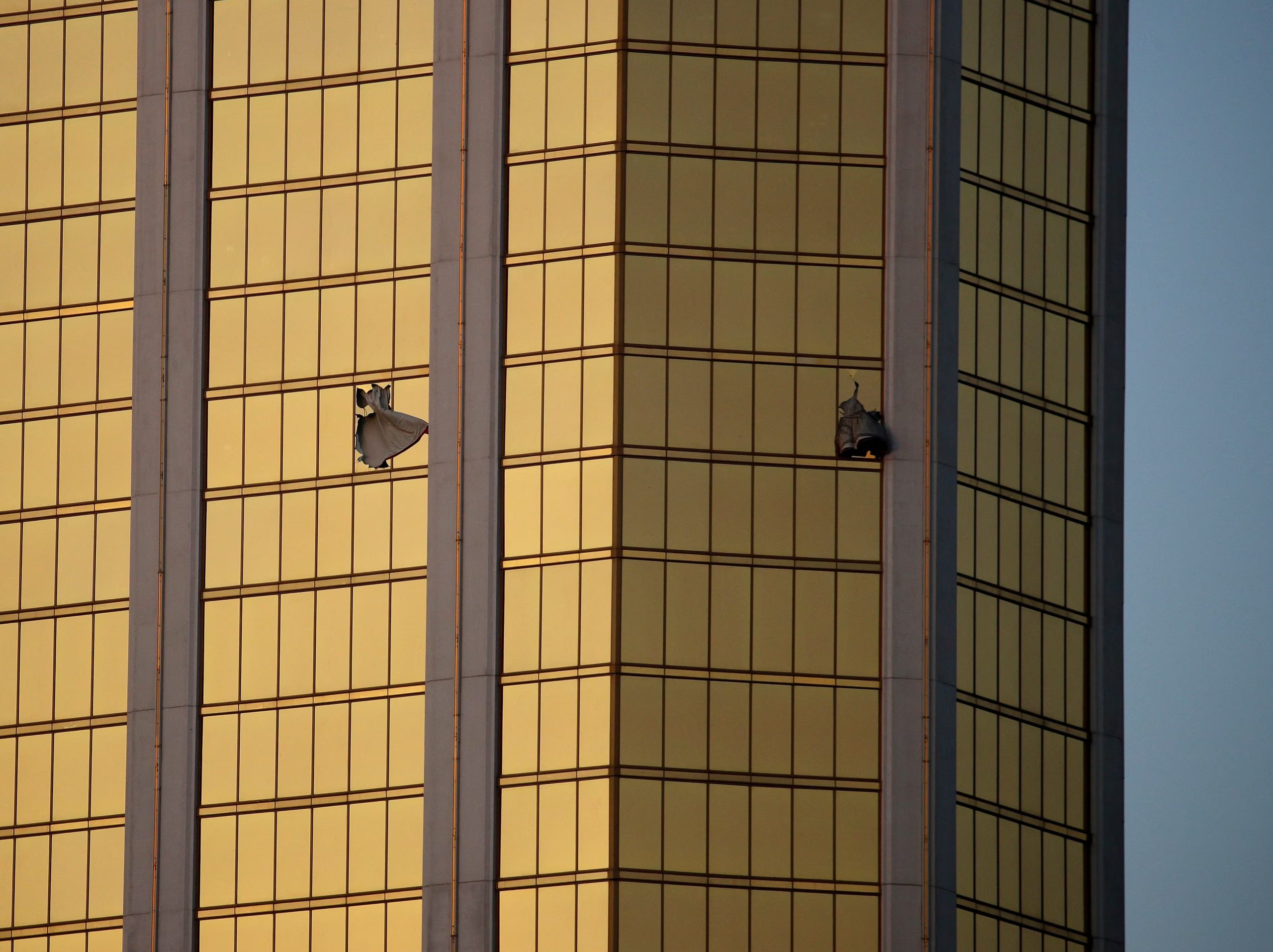 Las ventanas rotas del piso 32 del hotel Mandalay Bay desde donde Stephen Paddock disparó hacia las veintidós mil personas reunidas para un concierto de música country (AP)
