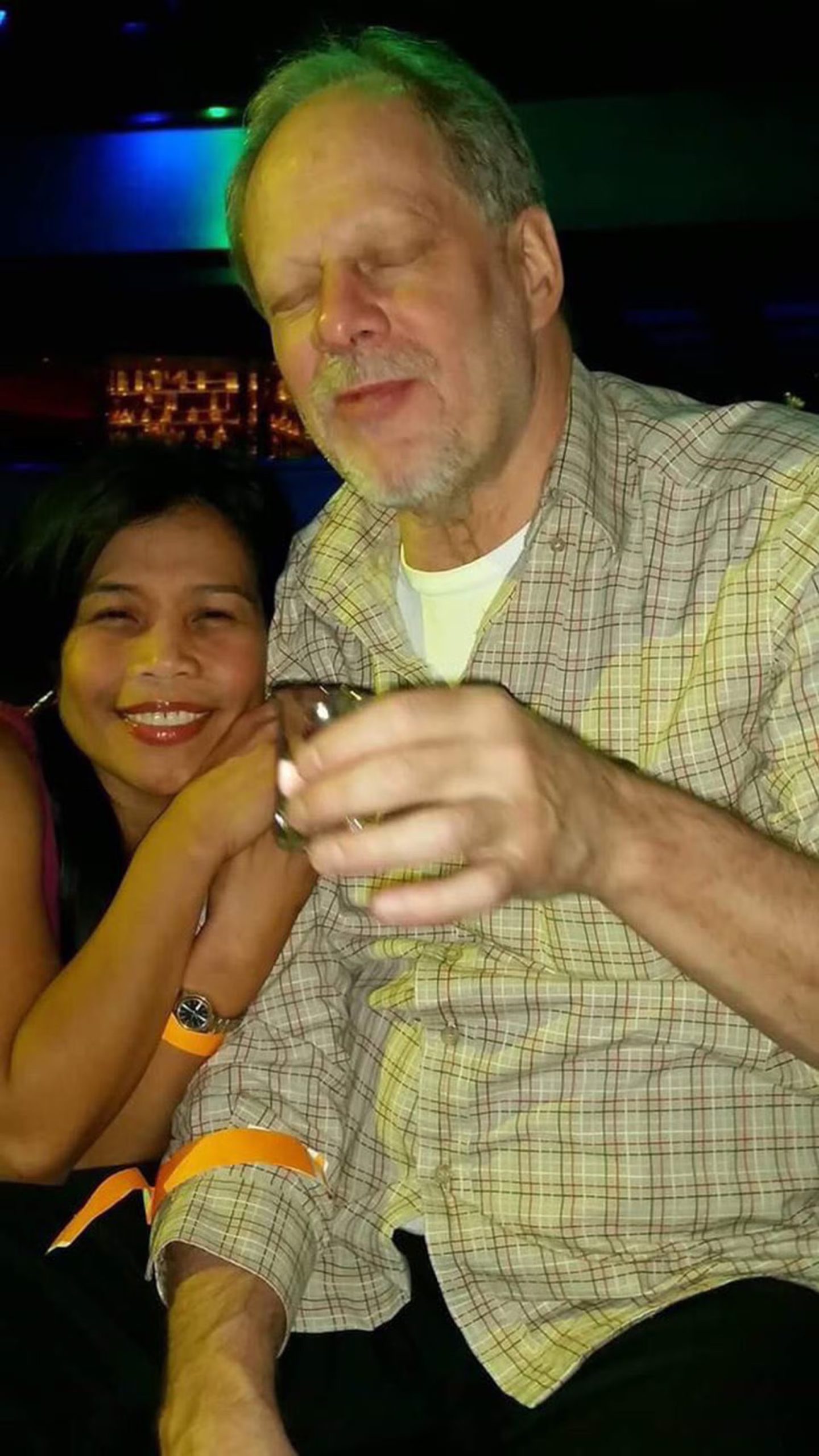 La pareja del atacante, Marilou Danley (en la foto con Stephen Paddock), recibió una transferencia de dinero antes de la masacre y quedó libre de cargos tras declarar ante el FBI