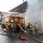 Incendio en recicladora de Guayaquil: bomberos rompieron una pared para llegar al fuego entre paquetes de papel