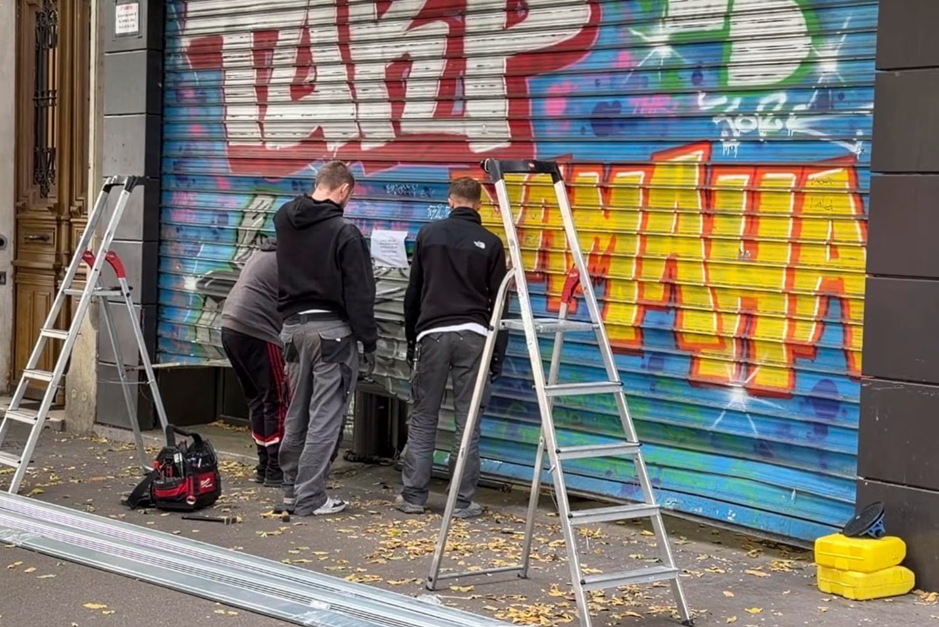 En París se ven escaparates cubiertos con tablones y negocios cerrados (EFE)