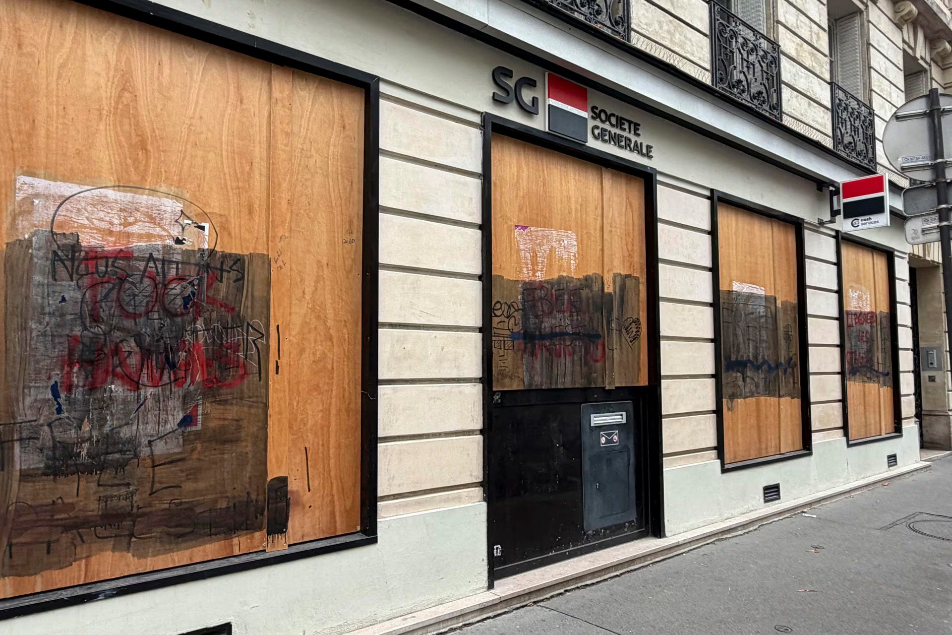 Las placas protegen establecimientos de las grandes cadenas (EFE)