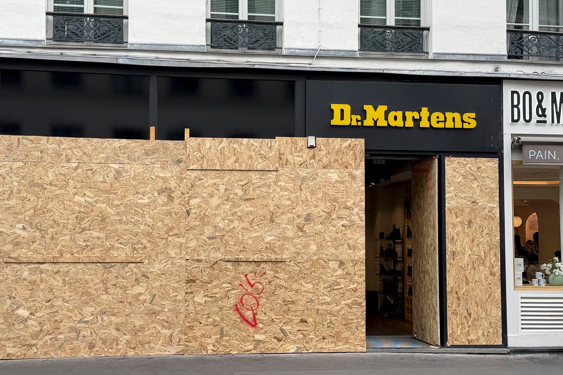 Los comerciantes toman precauciones antes de una nueva manifestación este sábado (EFE)