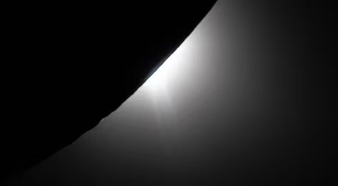 Los astronautas conmemoraron el paso por la cara oculta de la Luna con el consumo de una galleta en el espacio reducido de la nave.