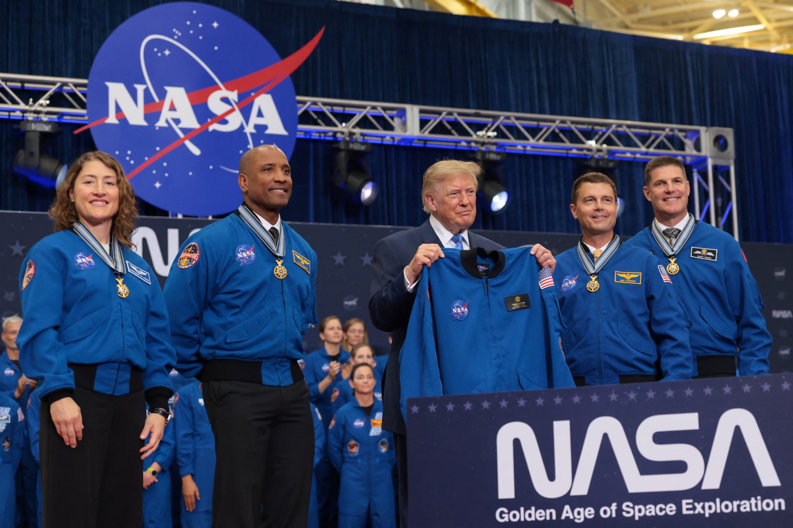 La tripulación de Artemis II junto al presidente de EEUU Donald Trump /REUTERS/Kylie Cooper)