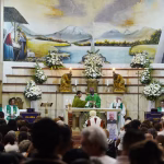 Flores, lágrimas y dudas por la caída de la cruz en la iglesia donde murió el padre Patricio Sánchez