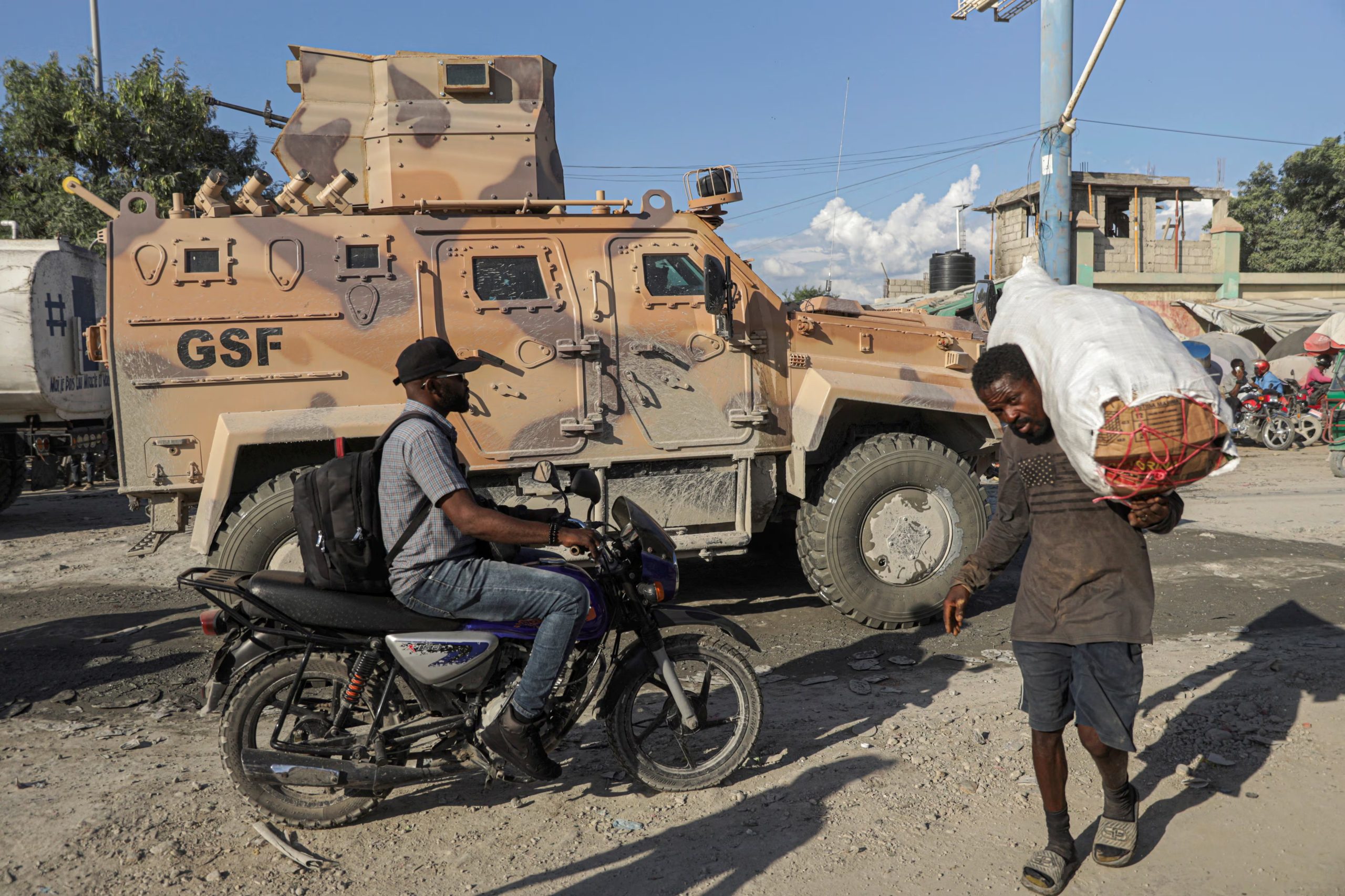 Vehículos blindados de transporte de personal de la Fuerza de Supresión de Pandillas (GSF, por sus siglas en inglés), respaldada por la ONU en Haití, patrullan un área después de que bandas fuertemente armadas emboscaran a miembros de la fuerza, atacando su vehículo blindado con explosivos, prendiéndole fuego y dejando a cuatro soldados salvadoreños desaparecidos cuando huyeron de su vehículo en llamas, en Puerto Príncipe, Haití, el 19 de octubre de 2026. REUTERS/Patrice Noel