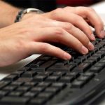 Editoriales de EE.UU. usan IA en secreto: empleados se rebelan