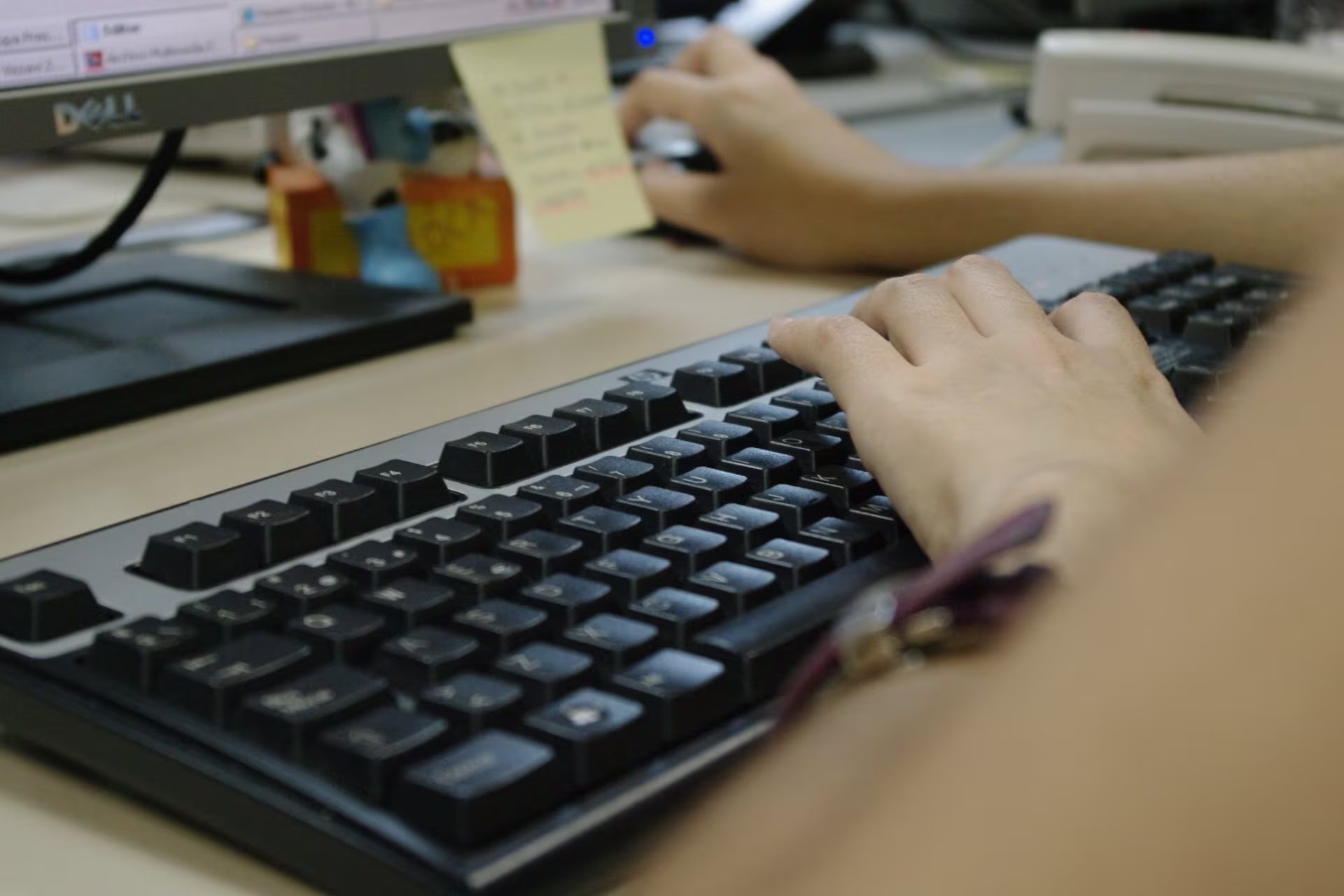 Agentes literarios sospechan que editores de las tres compañías usan IA para redactar cartas de rechazo a manuscritos. (Europa Press)