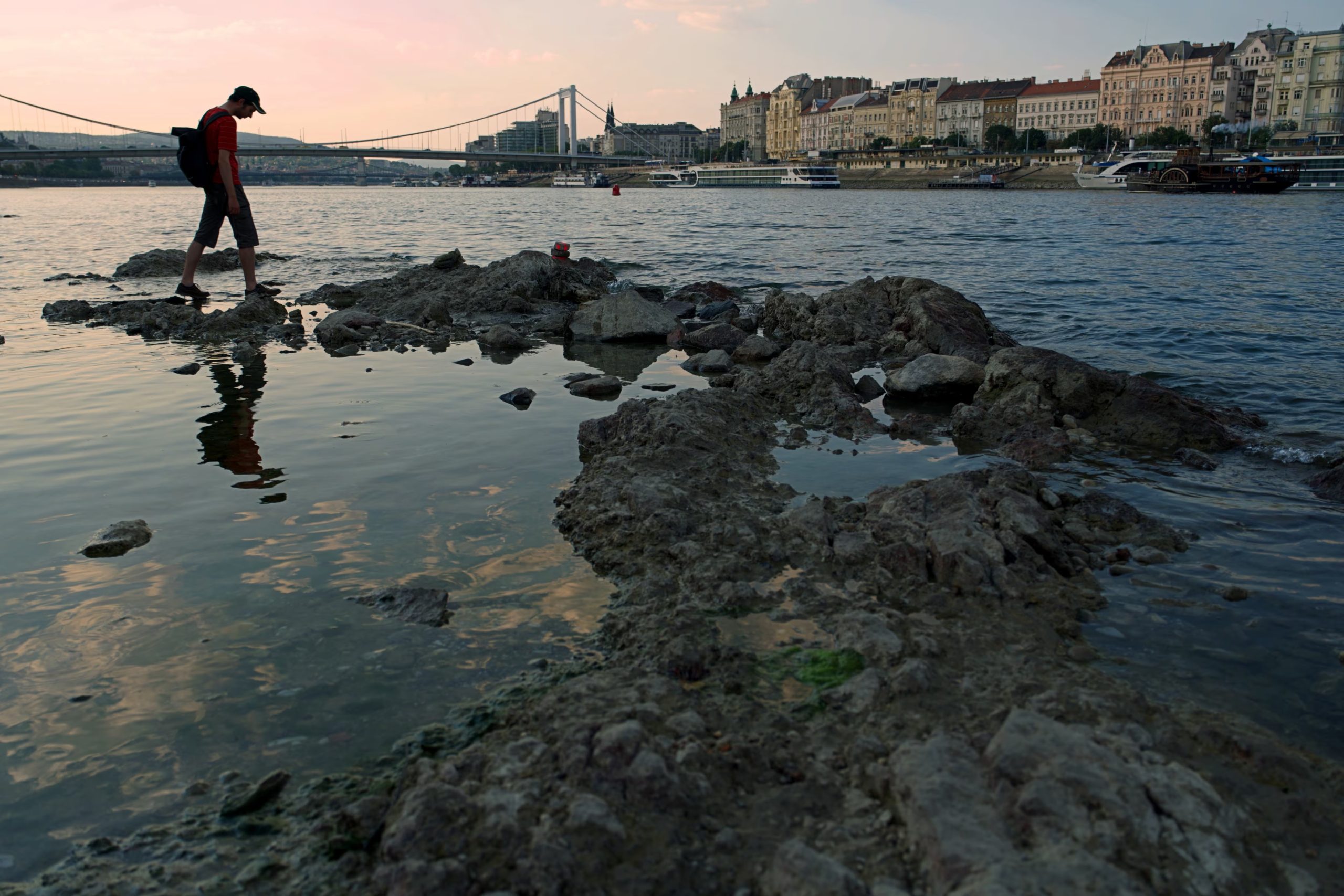 El mes de abril acumuló solo el 10 % de las precipitaciones habituales y redujo la humedad del suelo antes del verano (AP Foto/Bela Szandelszky)