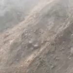 Deslizamiento de material mantiene cerrada la vía Cuenca–Molleturo–Naranjal en el km 90