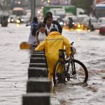 Calles convertidas en ríos y hasta tres horas para volver a casa: el aguacero trastocó Guayaquil