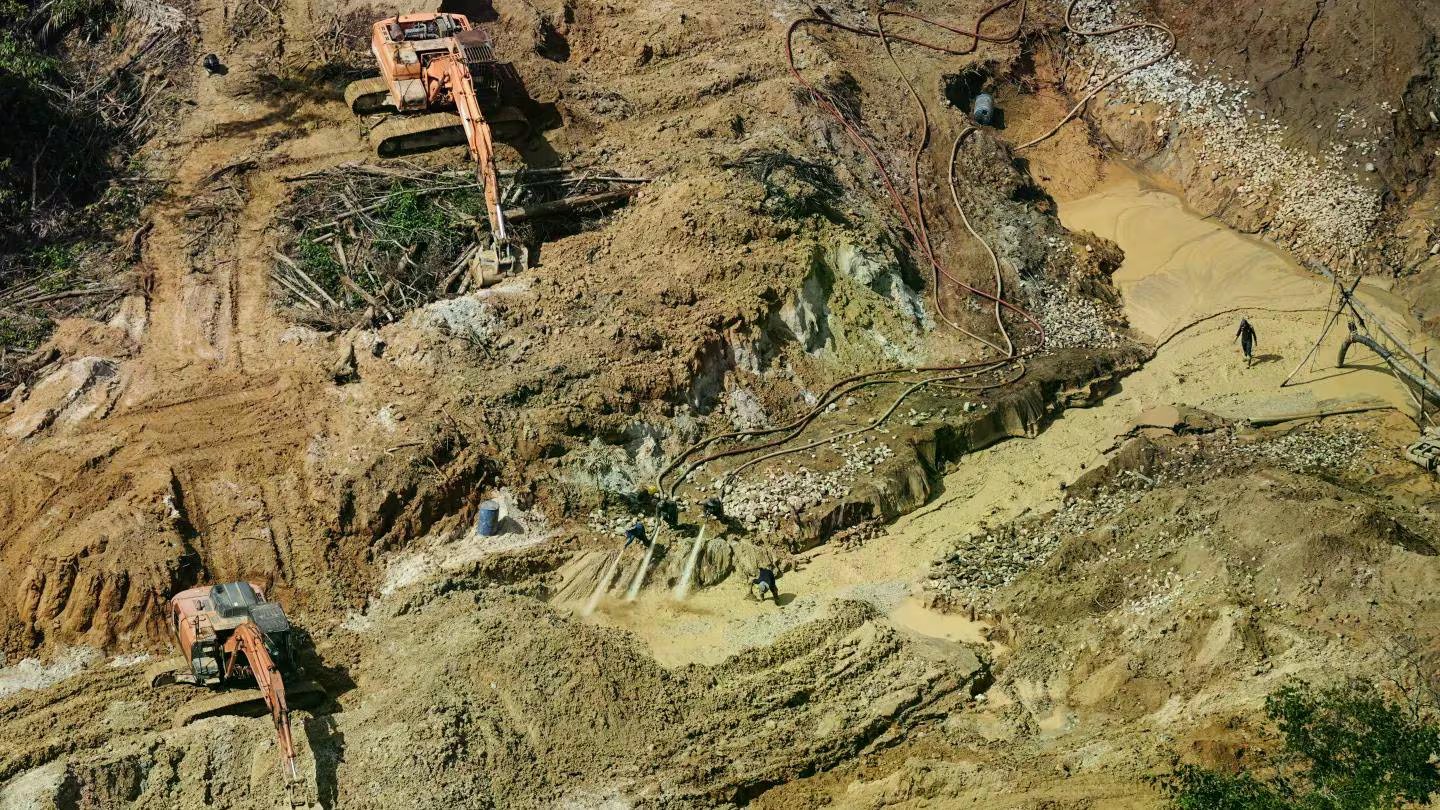 Una excavadora abandonada fue hallada durante un patrullaje saamaka en la montaña Ebbatop (AP)