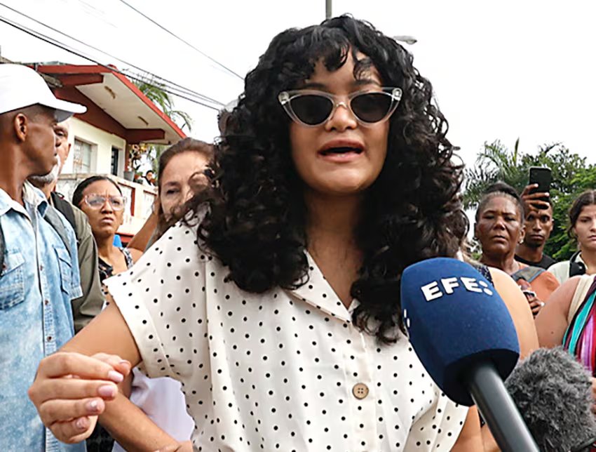 La creadora de contenido y activista cubana, Anna Sofía Benítez Silvente, habla con periodistas a su llegada al Tribunal Municipal este jueves, en La Habana (Cuba). EFE/ Ernesto Mastracusa
