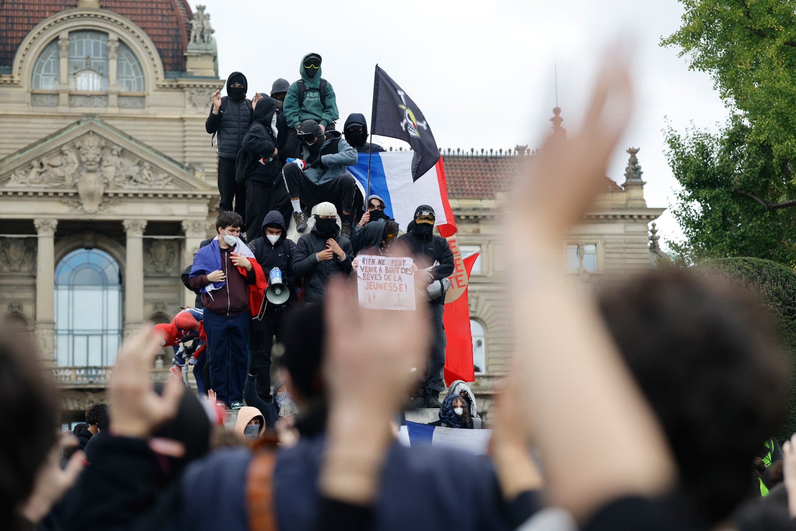 El sábado Francia vivió un nuevo día de violentas protestas en varias ciudades del país (AP Photo/Jean-Francois Badias)