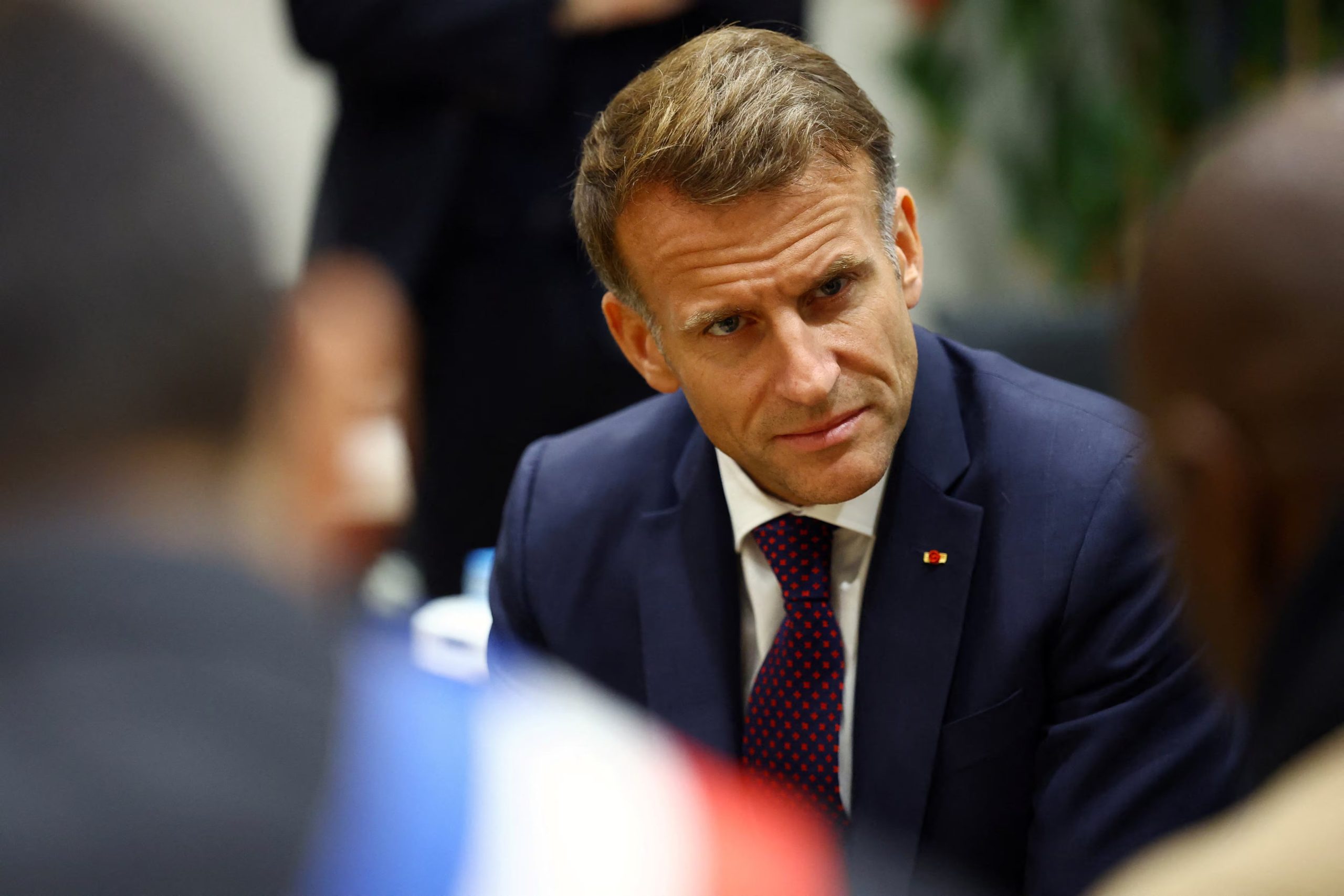 Macron quedó muy debilitado tras las violentas protestas en Francia (REUTERS/Hannah McKay)