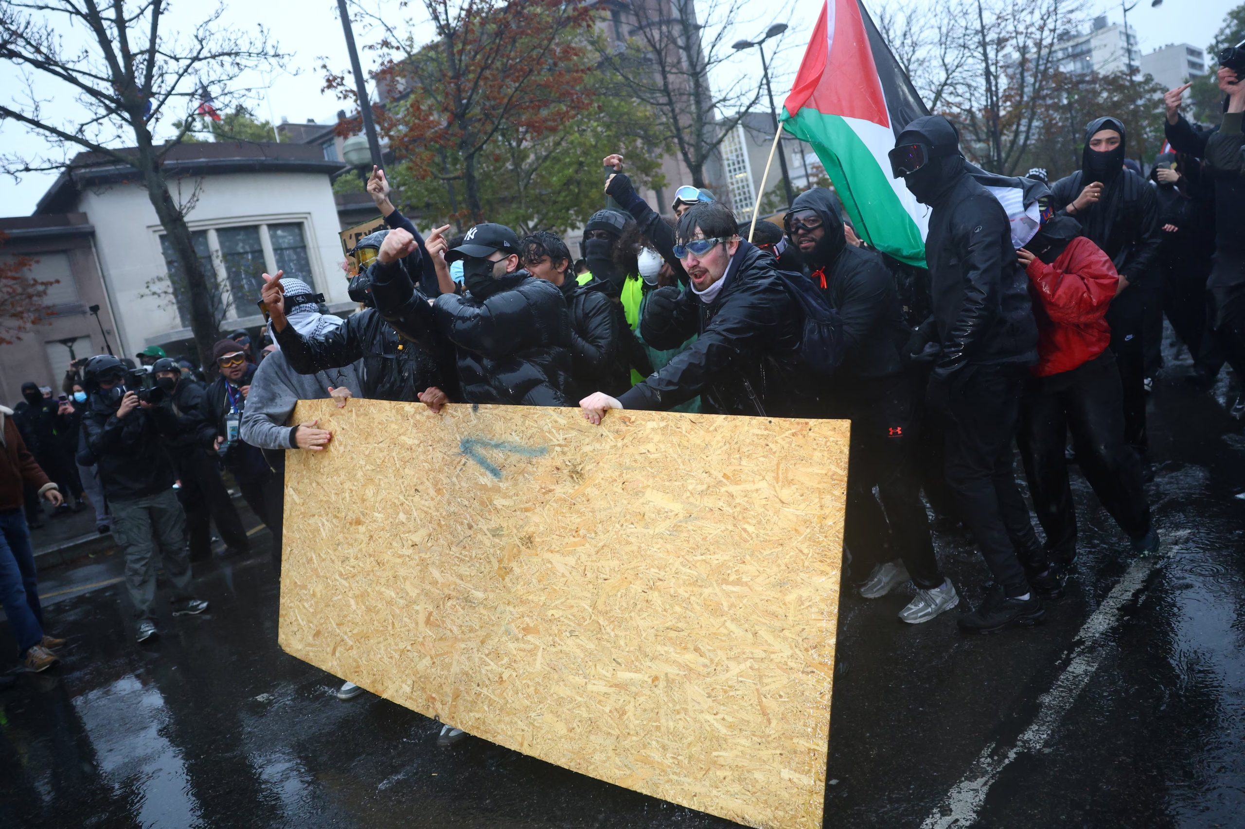 Muchos manifestantes se movilizaron con la bandera de Palestina (REUTERS/Hannah McKay)