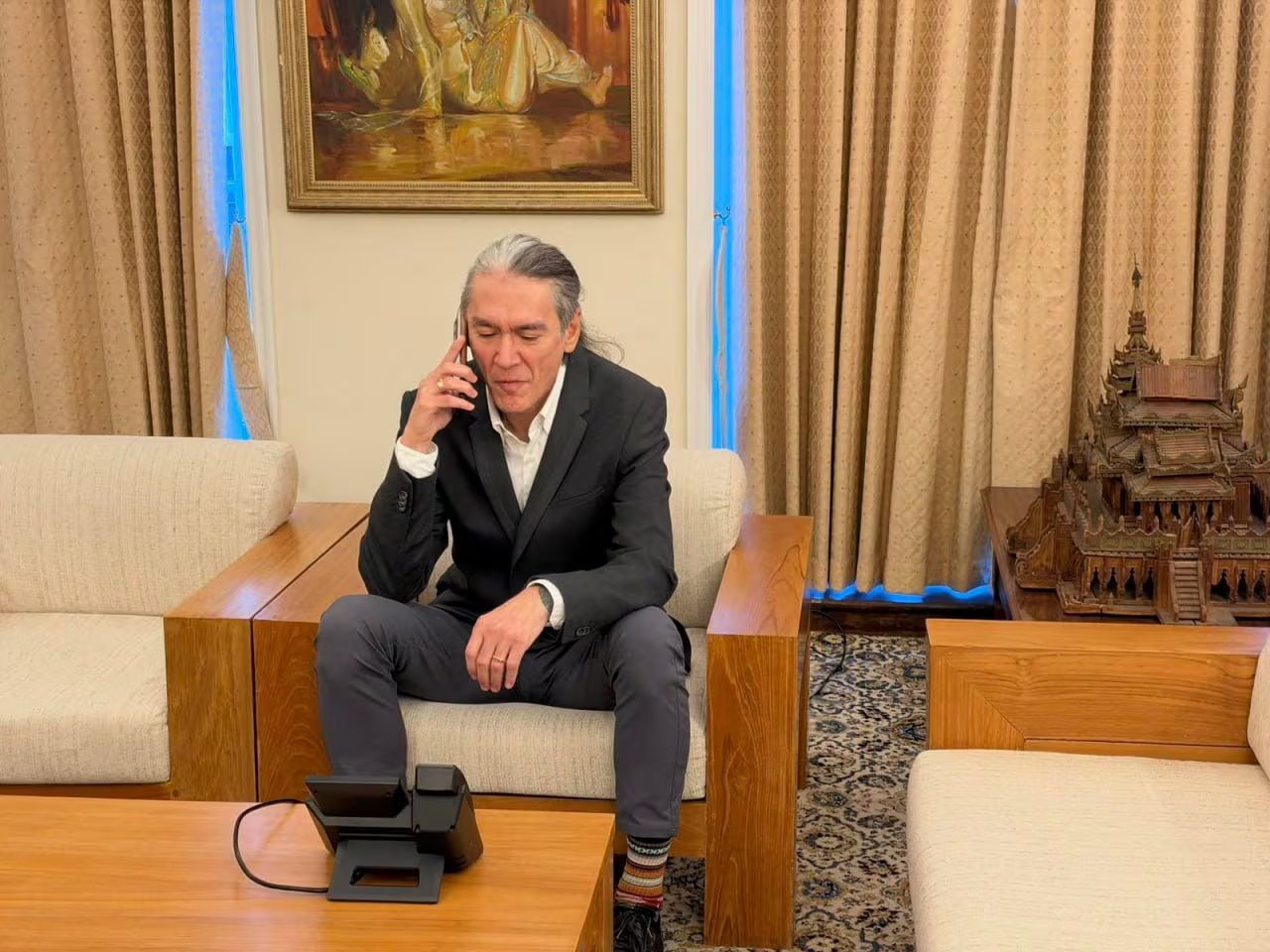 Kim Aris, hijo de Aung San Suu Kyi, habla por teléfono con su madre (REUTERS)