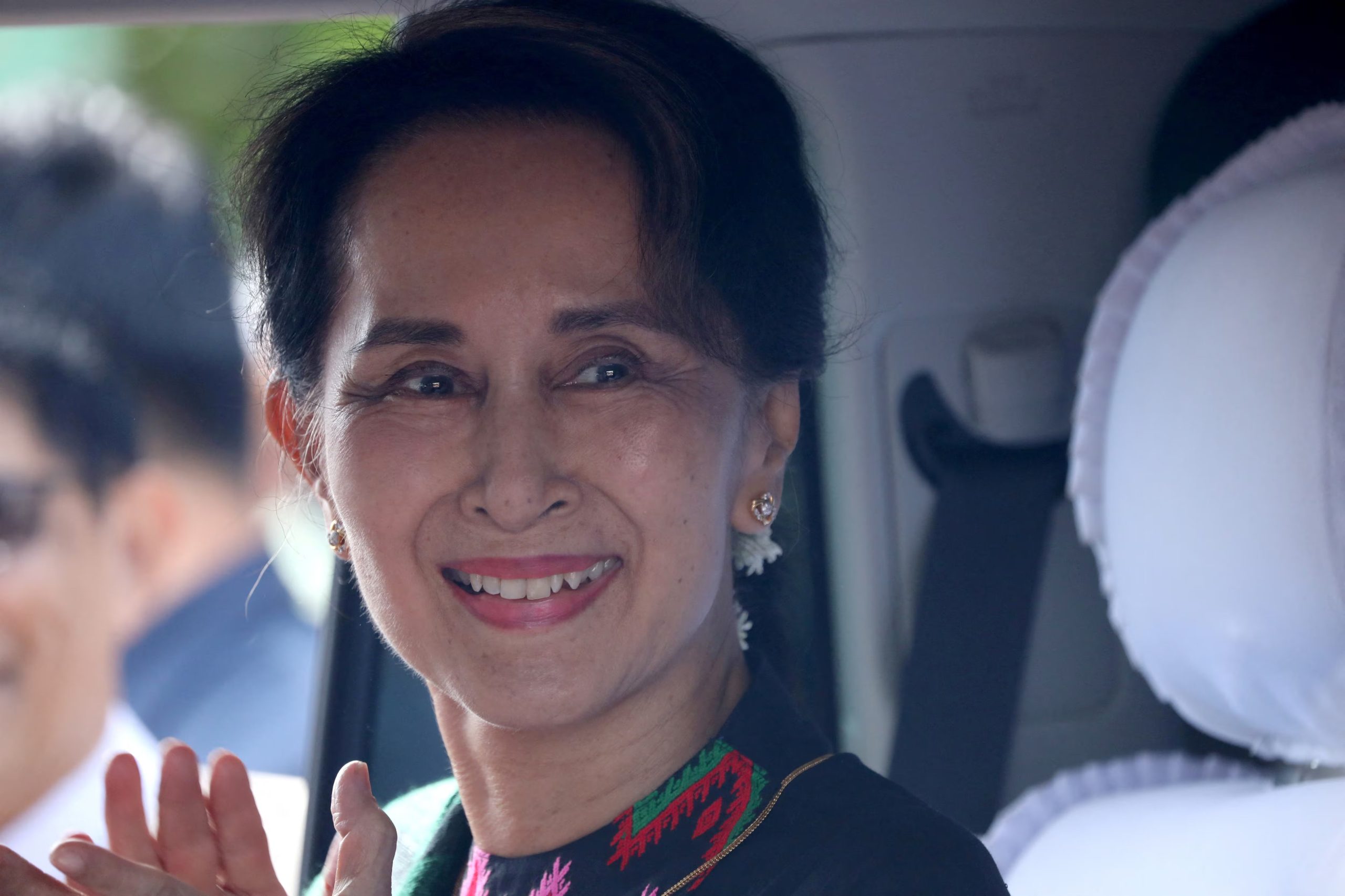 La consejera de Estado de Myanmar, Aung San Suu Kyi, llega a una escuela en Kawhmu, Yangon, Birmania, el 18 de julio de 2019 (REUTERS/Ann Wang/Archivo)
