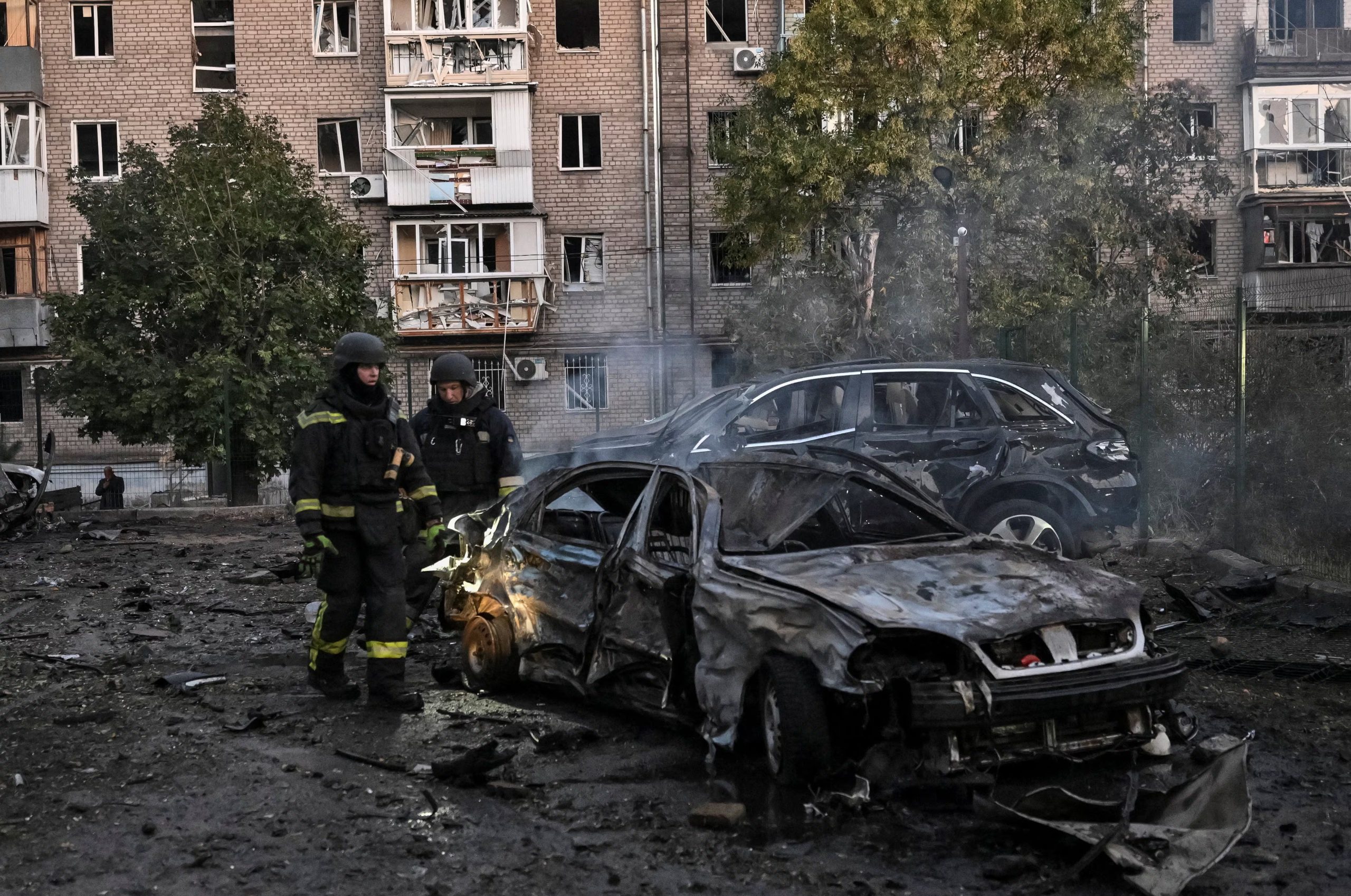 Equipos de rescate trabajan en el lugar de un edificio de apartamentos dañado durante un ataque aéreo ruso, en el marco de la invasión de Rusia, en Zaporizhzhia, Ucrania, el 9 de octubre de 2026 (REUTERS)