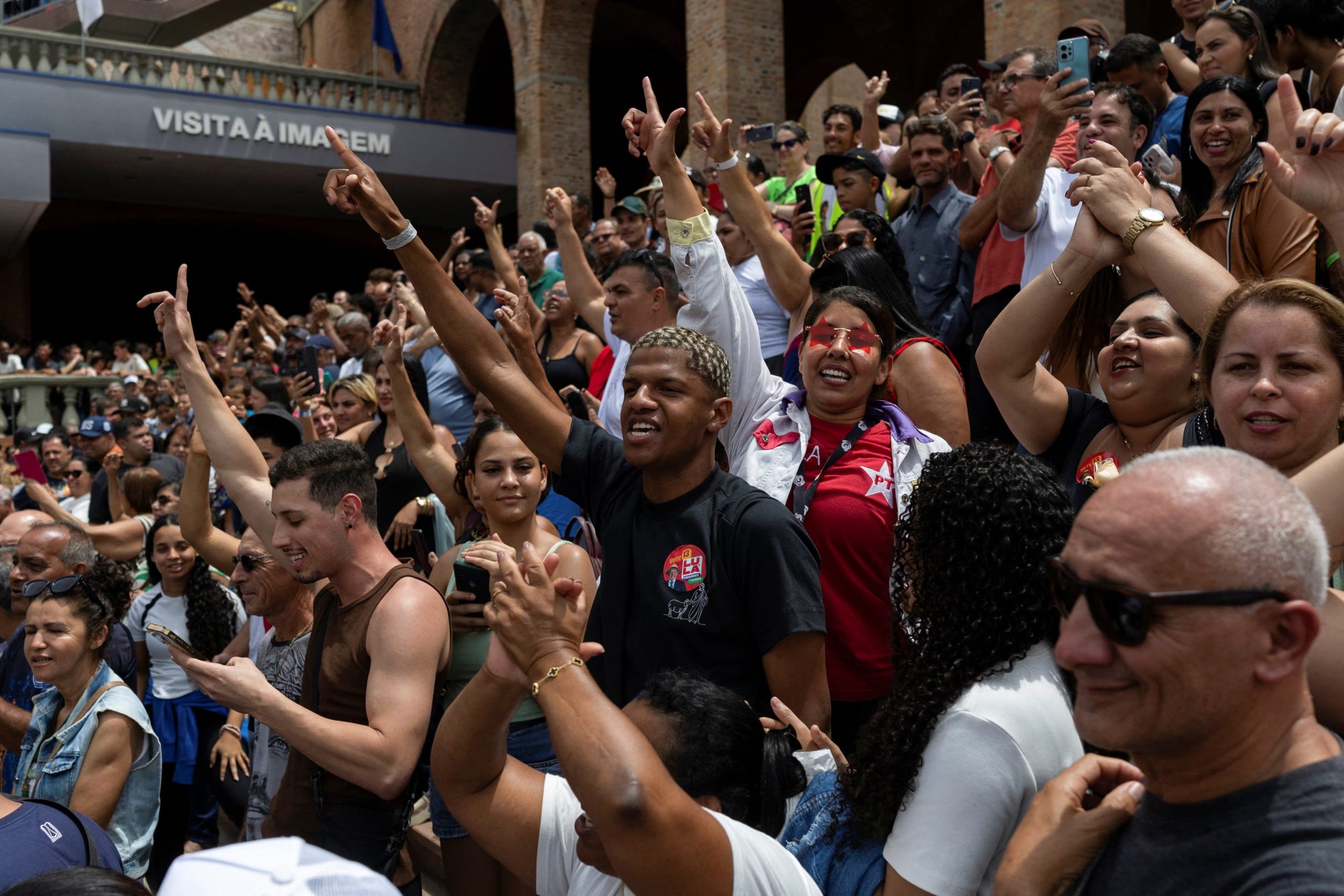 Diversos peregrinos recorrieron a pie cientos de kilómetros y solicitaron que la contienda política se mantenga al margen de las creencias religiosas. (REUTERS/Roosevelt Cassio)