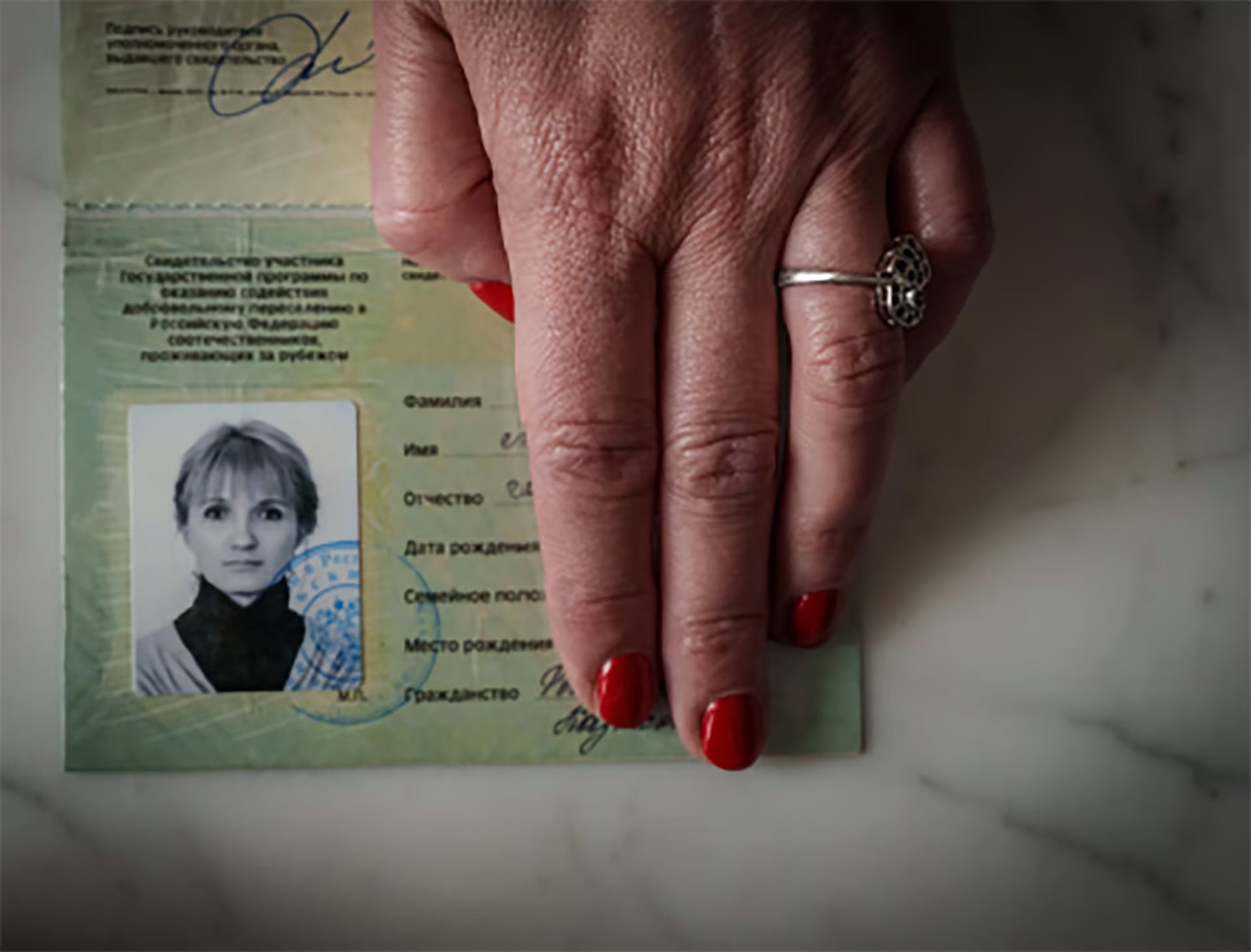 Un documento de identidad que Tatiana recibió tras trasladarse a Rusia desde Kazajistán como parte de un programa de repatriación
