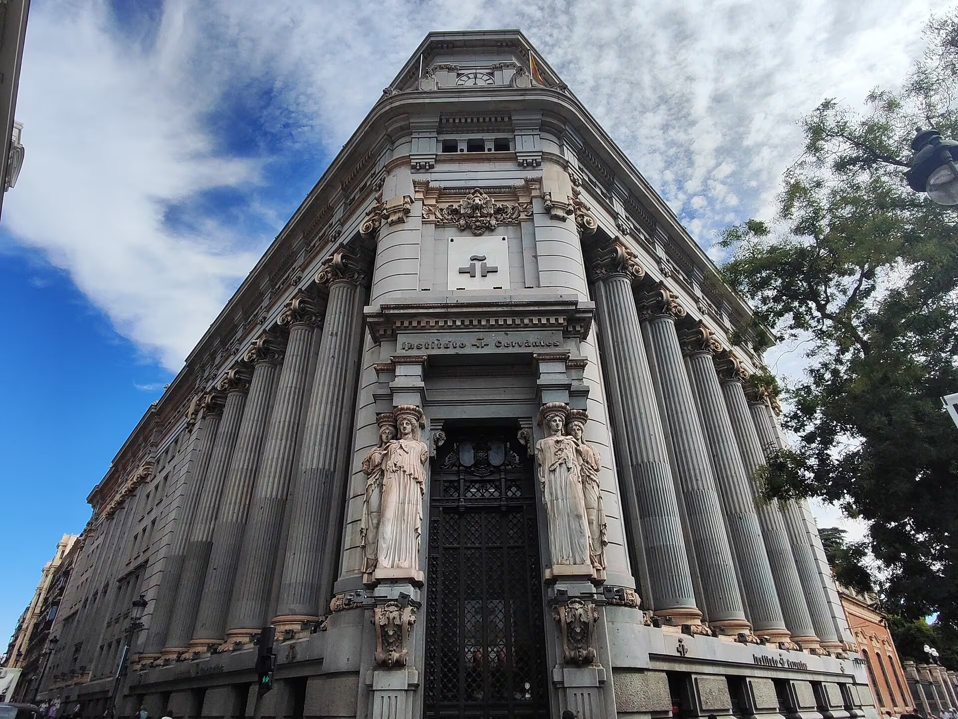 Fachada del Instituto Cervantes en Madrid. (Mentxuwiki/Wikimedia Commons)
