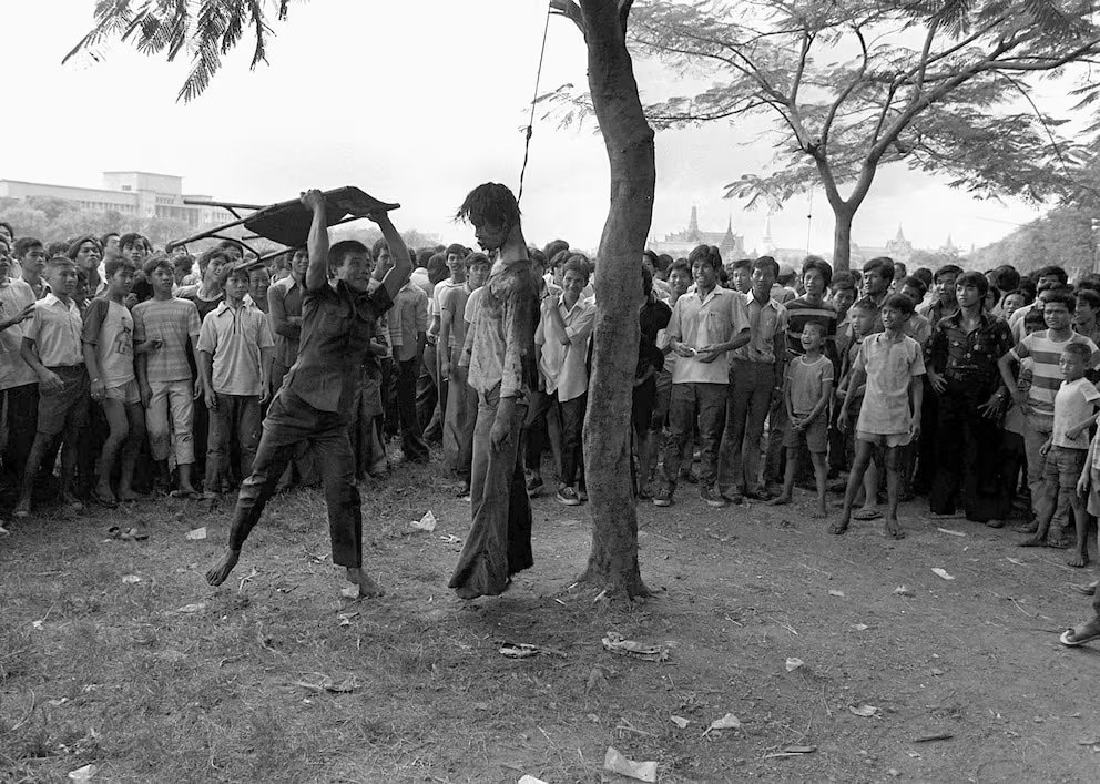 Pero la violencia no terminó con los muertos. Los estudiantes que se rindieron fueron obligados a acostarse en el suelo. Fueron golpeados, humillados, sometidos a maltratos antes de ser trasladados a centros de detención (AP)