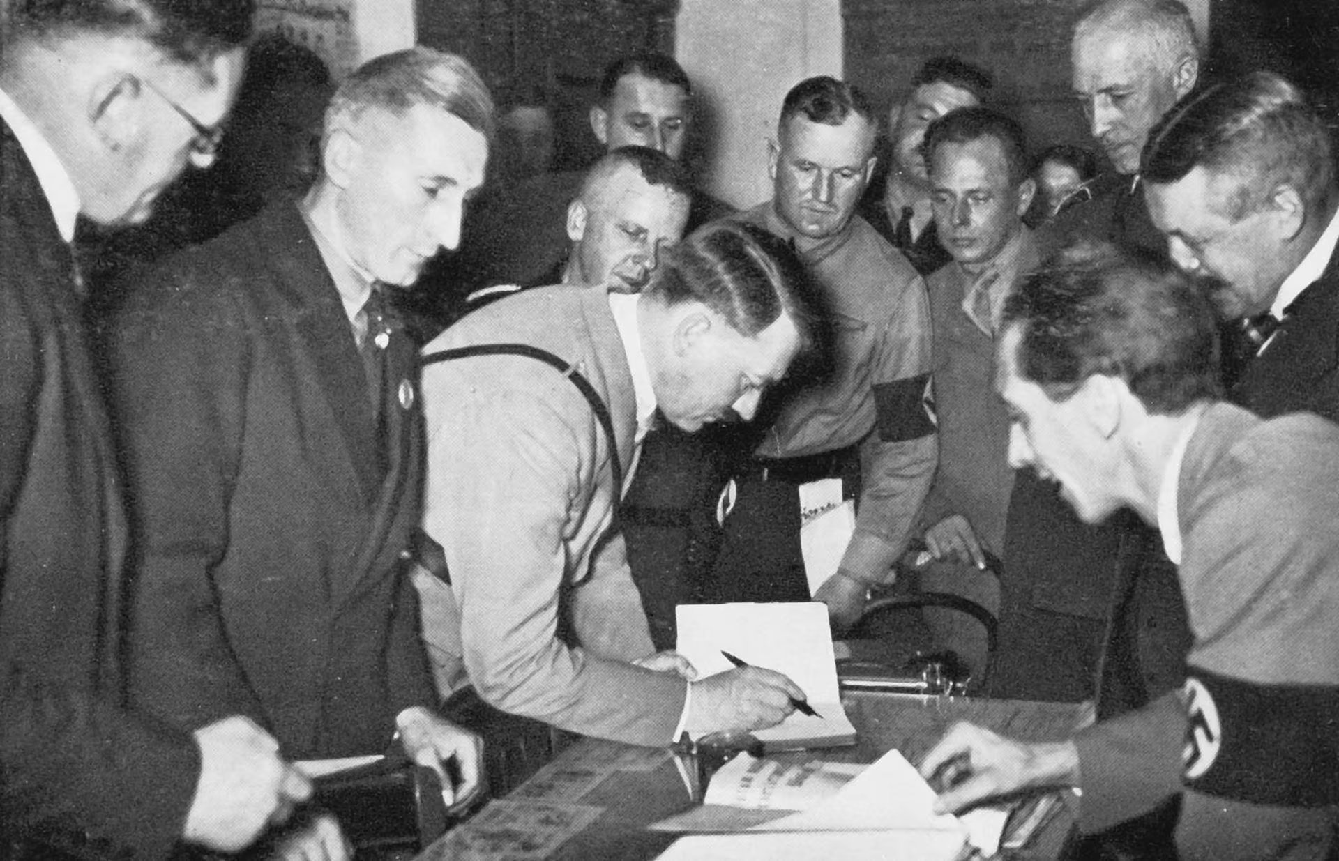 Adolf Hitler y Joseph Goebbels visitan la cervecería Sterneckerbräu, primer lugar de reunión del Partido Nacionalsocialista Alemán de los Trabajadores (NSDAP), en 1920, durante la República de Weimar. ( The Grosby Group)