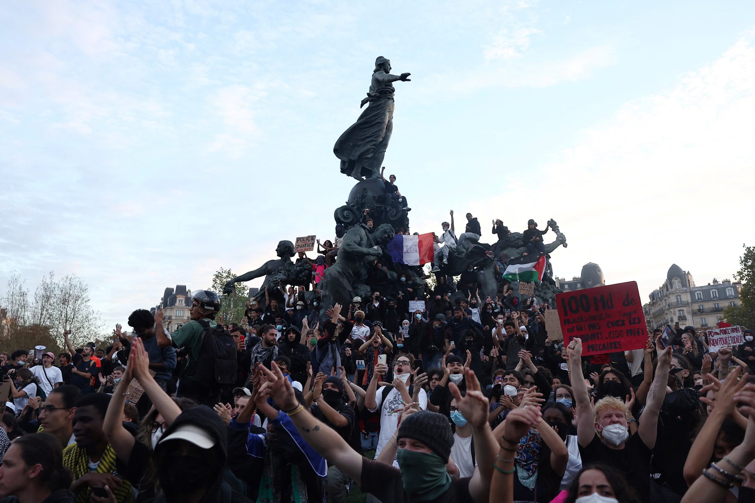 En París, las autoridades contabilizaron 56.000 personas, frente a las 100.000 que calcularon los organizadores (REUTERS)