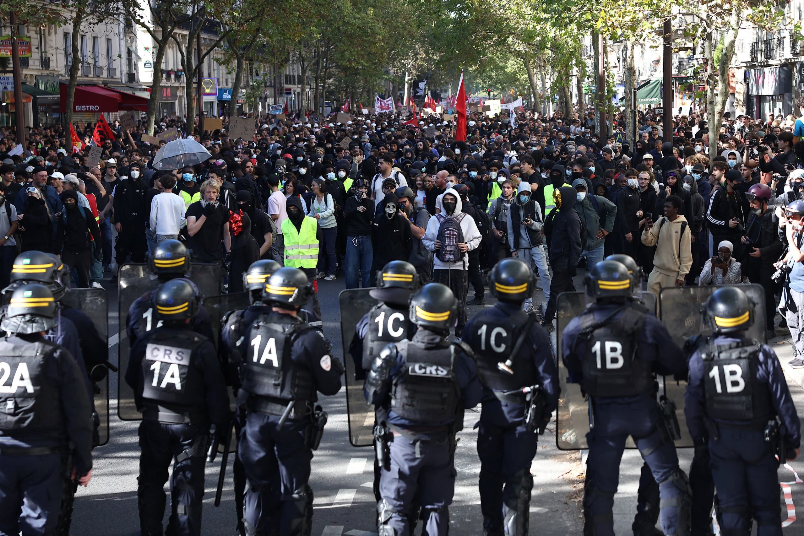 La marcha de París contó con un dispositivo especial de seguridad, con miles de policías y gendarmes, además del cierre de diez estaciones de metro próximas al recorrido previsto entre la Plaza de la República y la Plaza de la Nación, donde se registraron incidentes (REUTERS)