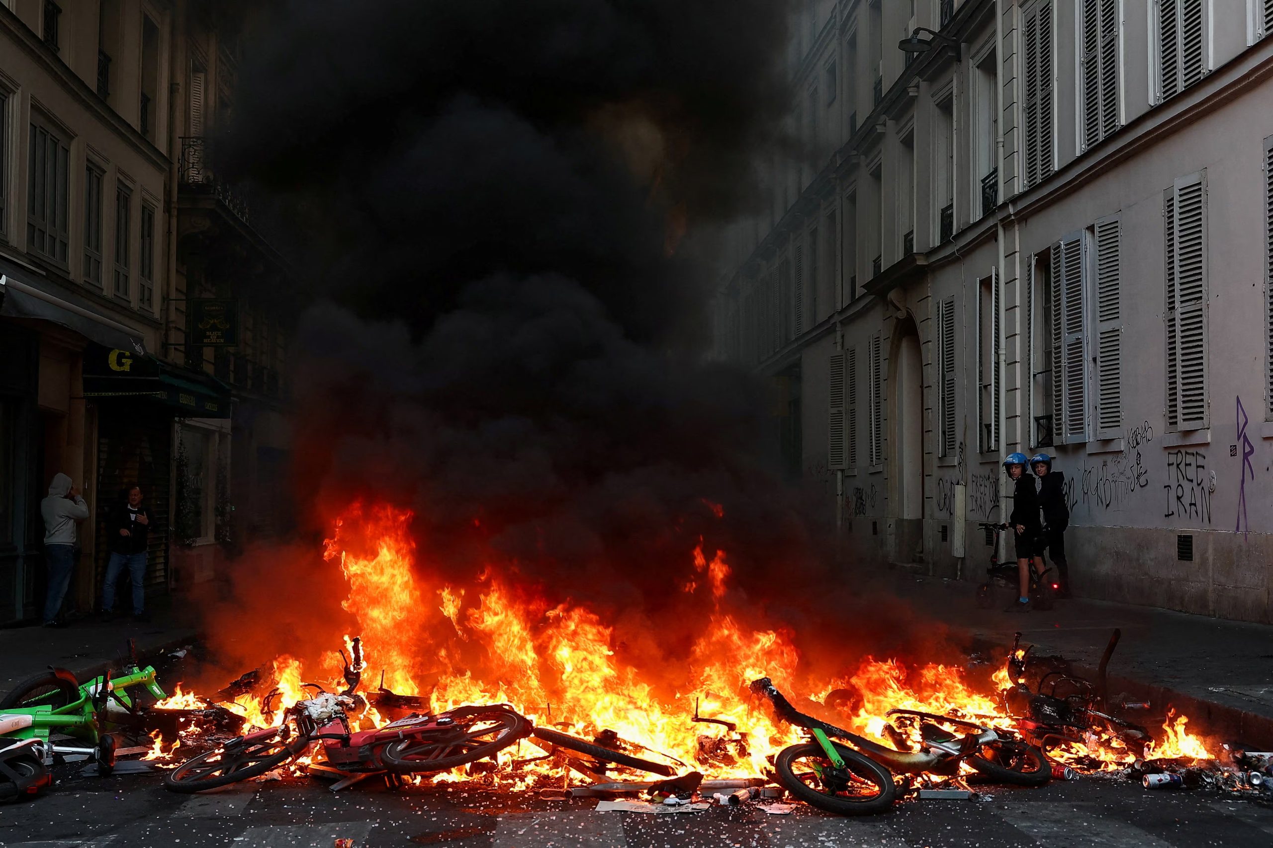 Las estimaciones oficiales registraron al menos 3.000 comercios afectados por saqueos y daños materiales en distintas ciudades. (REUTERS/Abdul Saboor/File Photo)