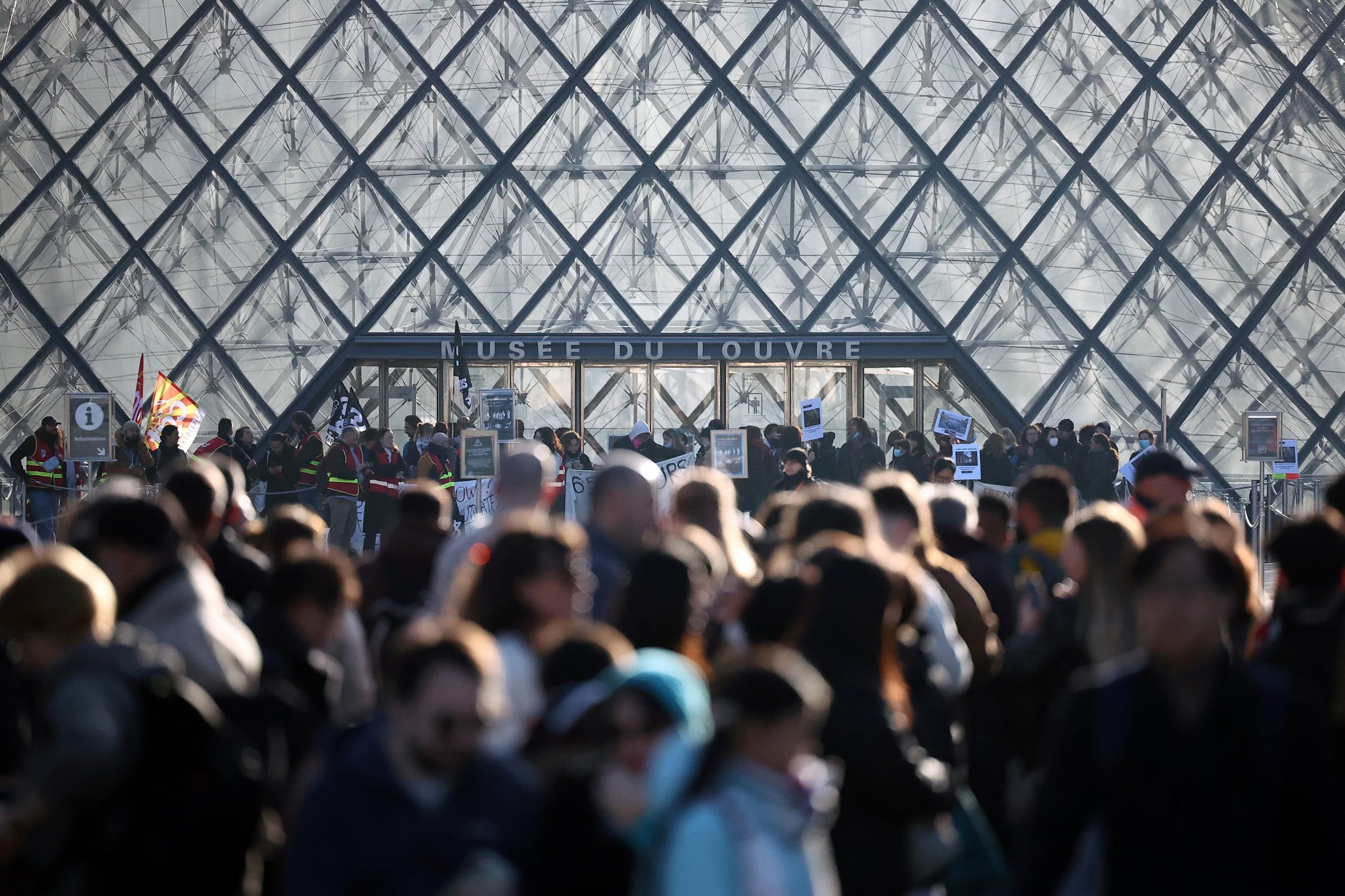 Los saqueos y desmanes dejaron al menos 3.000 comercios dañados en varias ciudades del territorio francés. (REUTERS/Abdul Saboor)