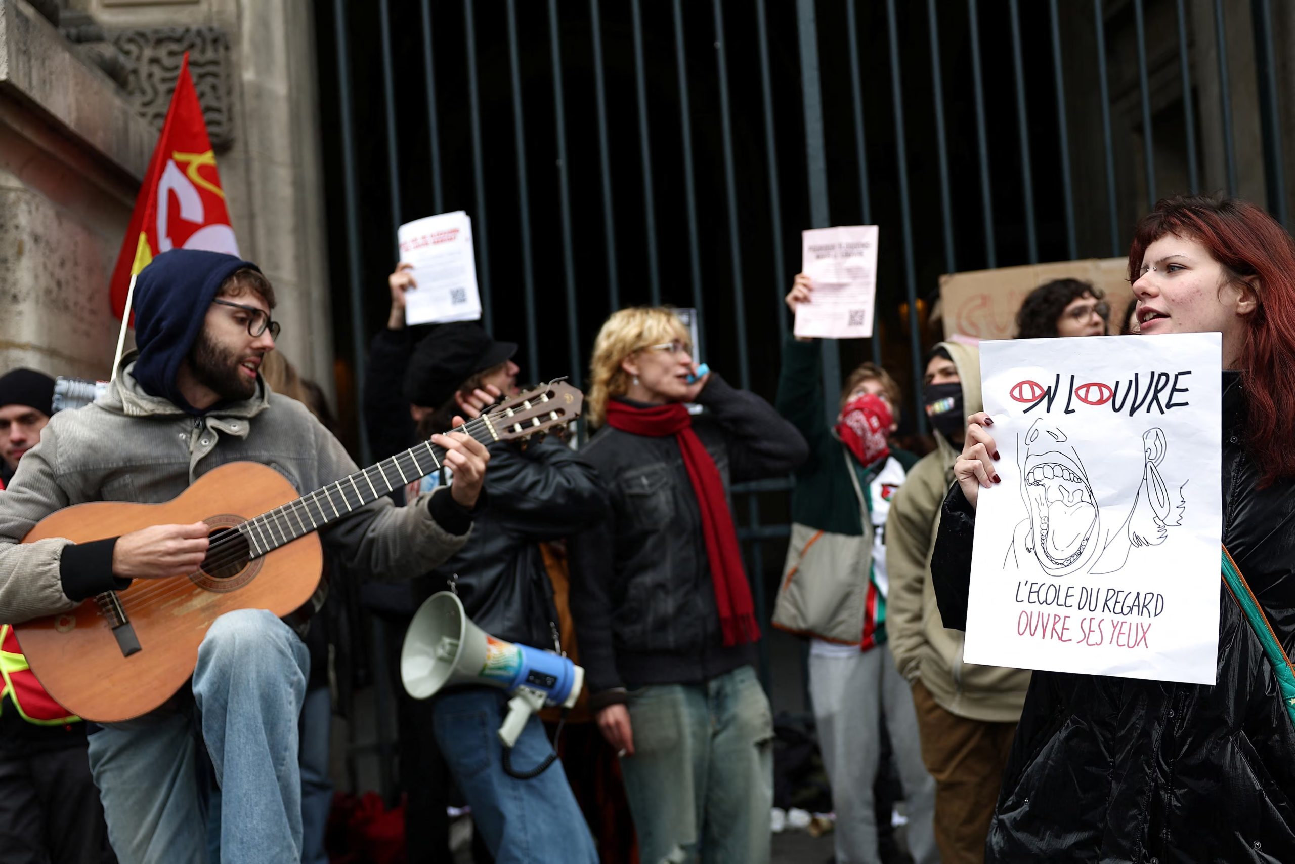 Cerca de mil agentes de las fuerzas de seguridad sufrieron heridas durante los enfrentamientos del fin de semana. (REUTERS/Abdul Saboor)