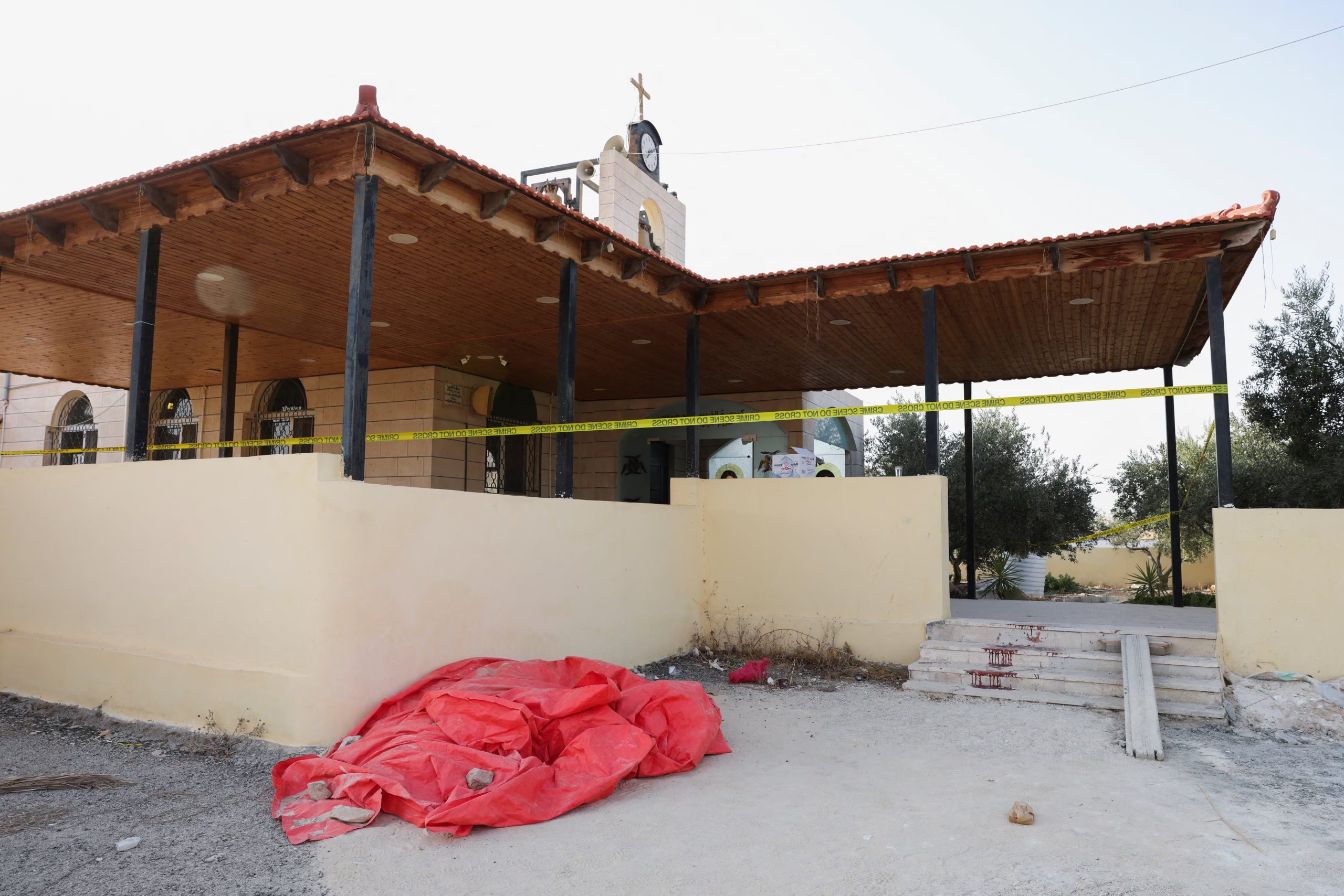 El ataque contra una iglesia ortodoxa griega en Karak, que dejó nueve muertos durante un funeral, motivó los bombardeos jordanos contra posiciones vinculadas al Estado Islámico en el sur de Siria (Reuters)