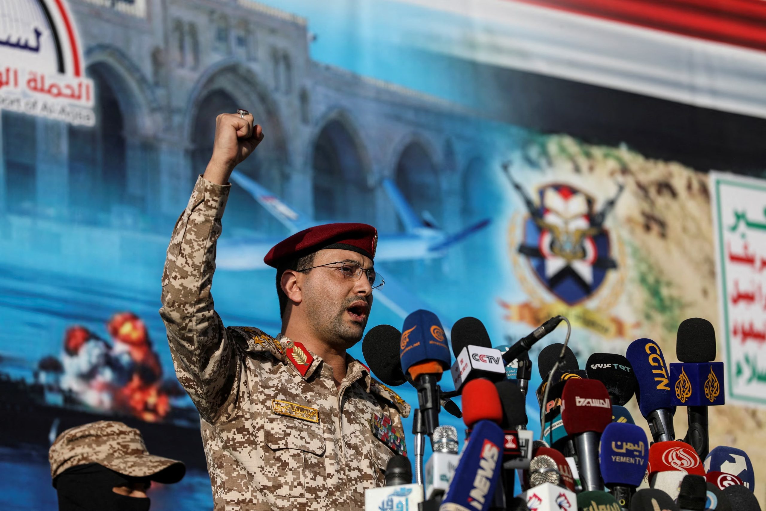 El portavoz militar hutí, Yahya Saree, gesticula mientras pronuncia un discurso, en 2025 (REUTERS/Khaled Abdullah)