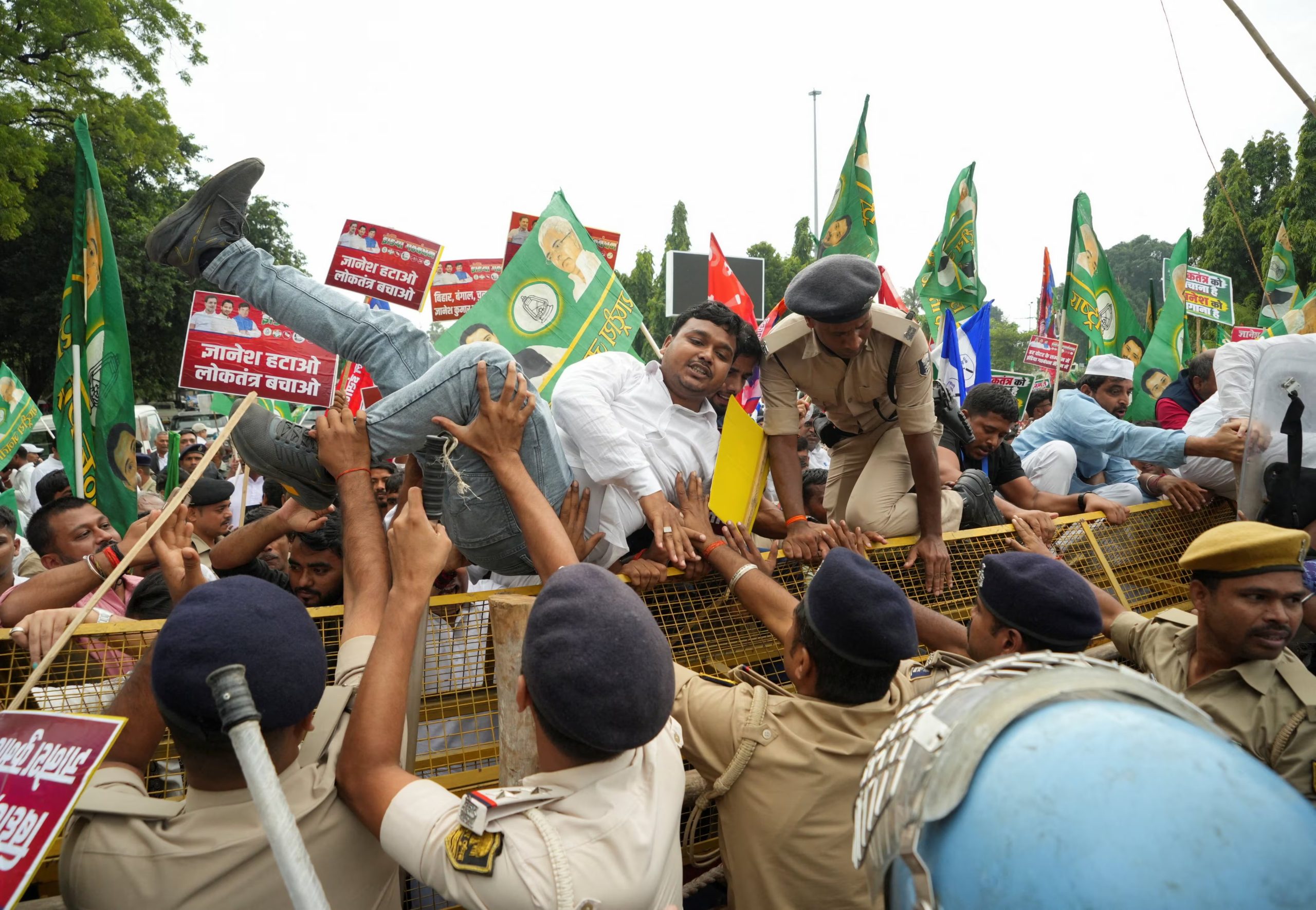 Un manifestante intenta trepar por una barricada durante una protesta organizada por partidos de la oposición para exigir la dimisión del comisionado electoral jefe, Gyanesh Kumar, en Patna, India, el 8 de octubre de 2026 (REUTERS/Sonu Kishan)