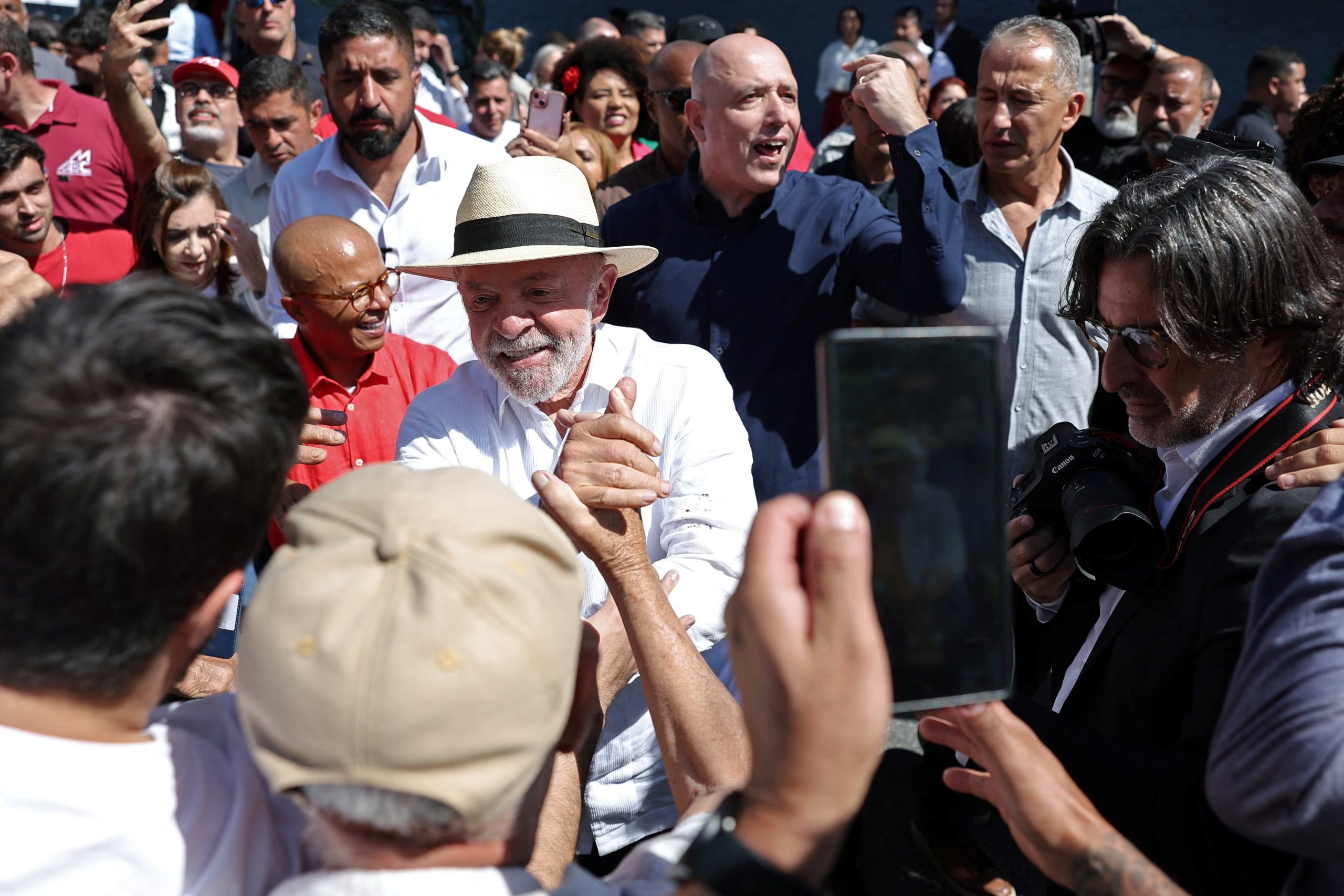 Lula saluda a sus seguidores al salir de votar en Sao Bernardo do Campo, en San Pablo (REUTERS/Amanda Perobelli)