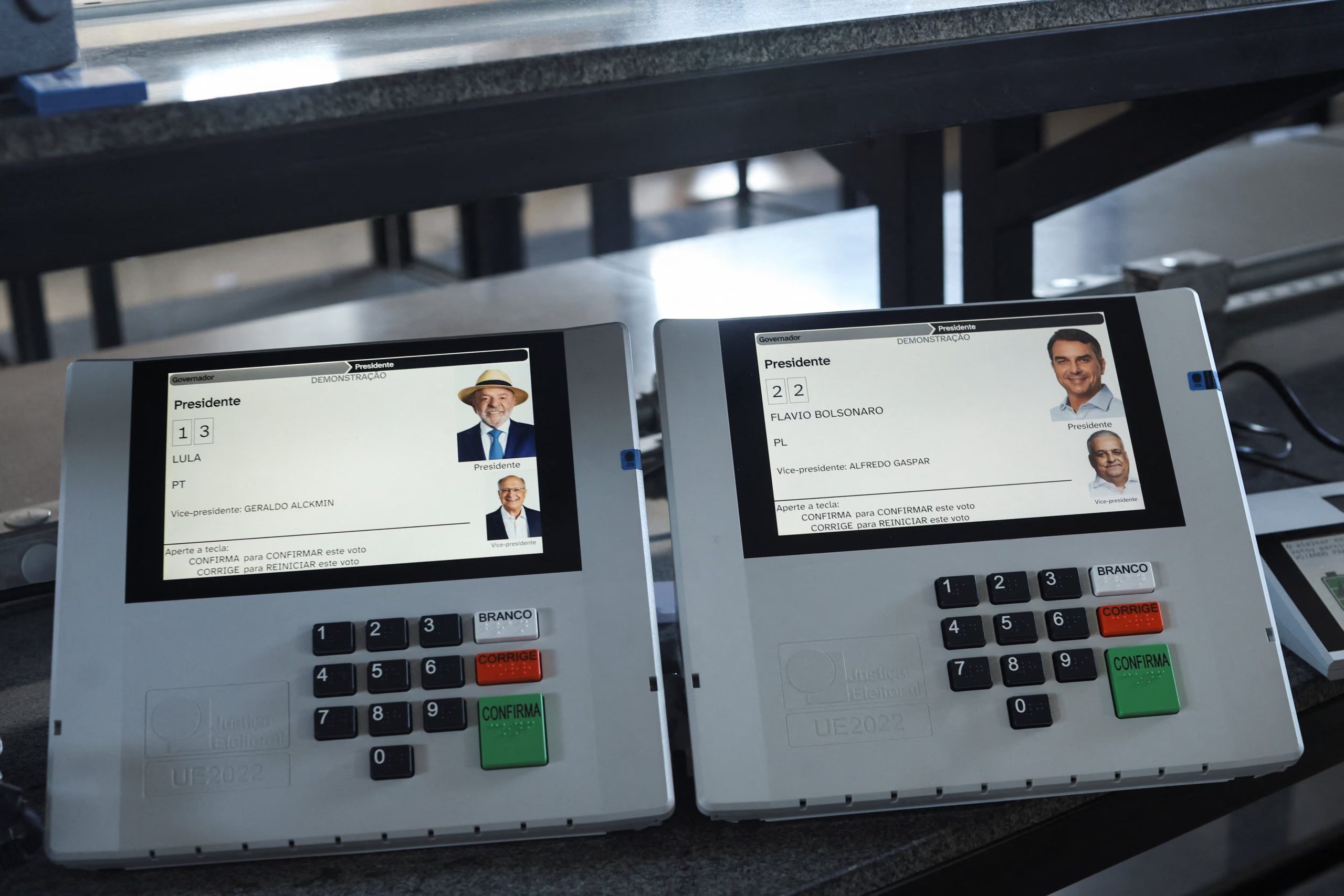 En una máquina de votación electrónica se muestran imágenes del presidente brasileño Luiz Inácio Lula da Silva, candidato a la reelección por el Partido de los Trabajadores (PT); del vicepresidente Geraldo Alckmin; del senador brasileño y candidato presidencial Flavio Bolsonaro, del Partido Liberal (PL); y de su compañero de candidatura, Alfredo Gaspar, durante una simulación de prueba realizada por el personal electoral antes de la segunda vuelta (REUTERS/Adriano Machado)