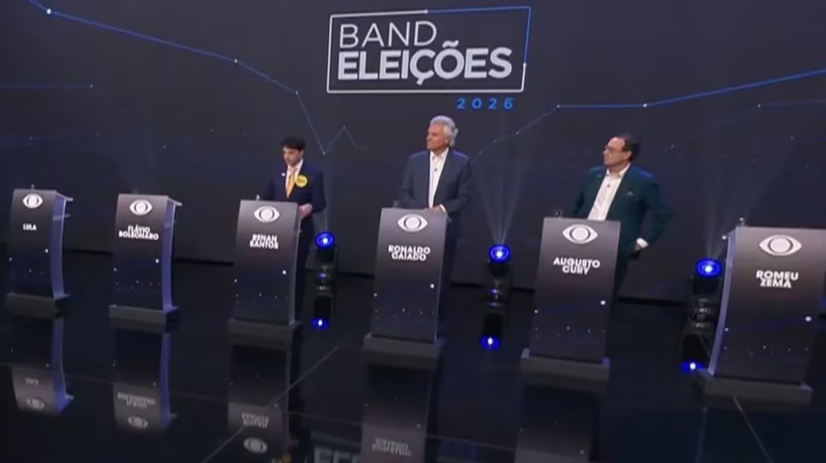 Candidatos políticos ocupan sus atriles en un estudio de televisión durante el primer debate de la cadena Band para las elecciones de 2026 en Brasil. Lula da Silva y Flávio Bolsonaro se ausentaron (Archivo)