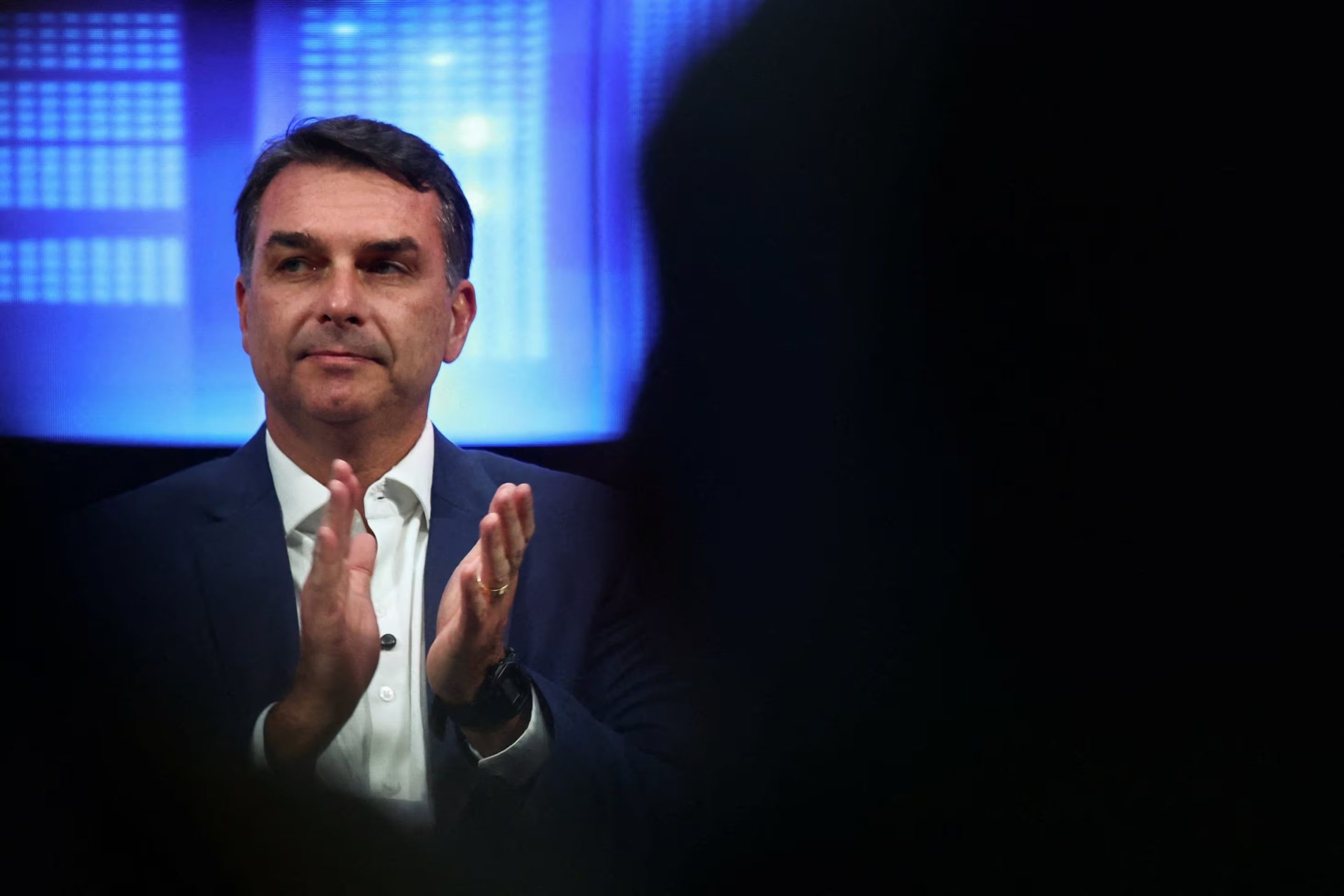 El candidato presidencial brasileño Flavio Bolsonaro interviene en el Gran Encuentro de Asociativismo en São Paulo, Brasil, el 13 de octubre de 2026 (REUTERS/Jean Carniel)