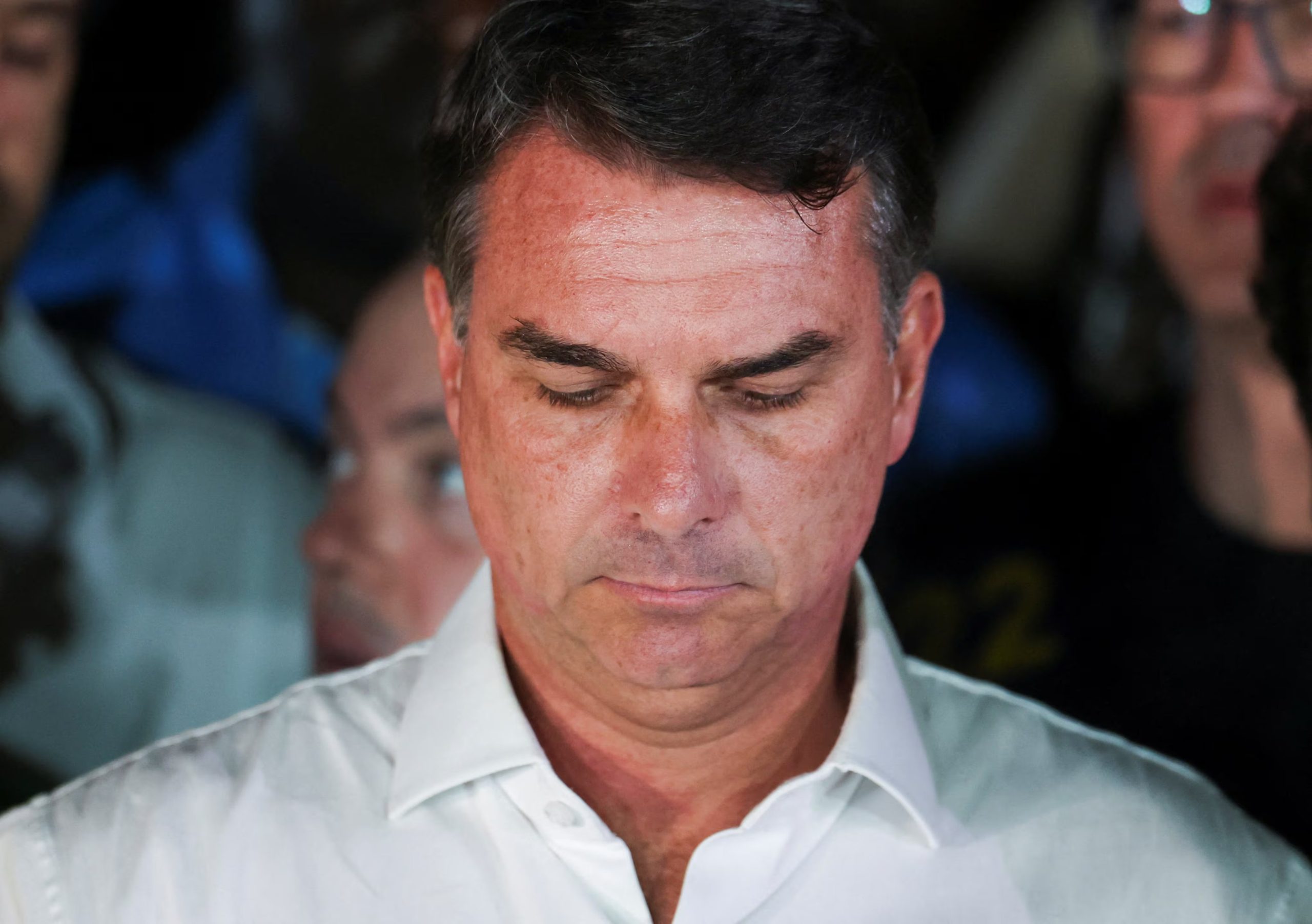 El candidato presidencial brasileño Flávio Bolsonaro, del Partido Liberal (PL), reacciona mientras habla tras perder la segunda vuelta de las elecciones presidenciales, en Brasilia, Brasil. 25 de octubre de 2026. REUTERS/Adriano Machado