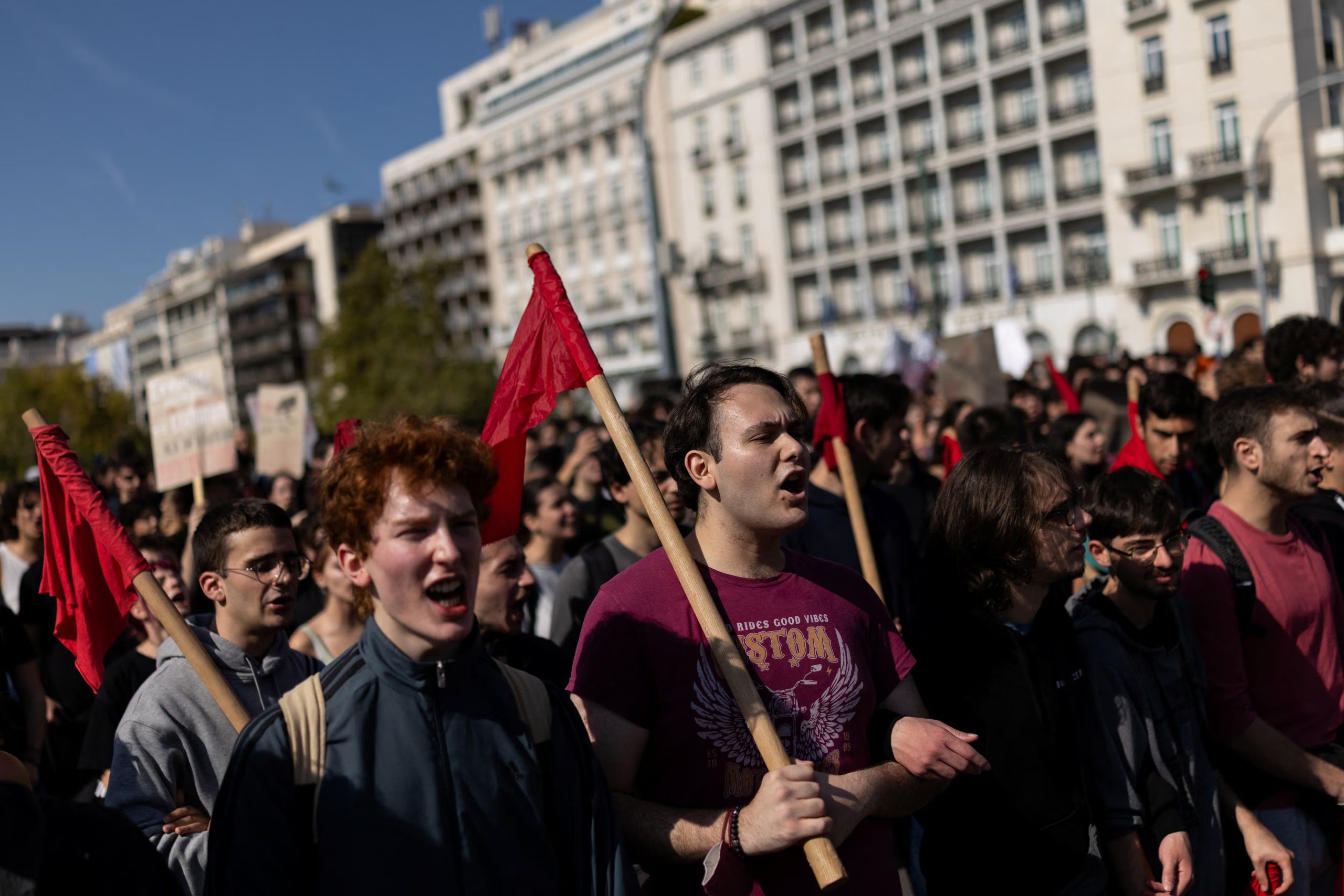 Estudiantes corean consignas durante una protesta contra el aumento del costo de la vivienda y la falta de financiación de la educación, en solidaridad con los estudiantes de Francia y España, en Atenas, Grecia, el 21 de octubre de 2026. REUTERS/Stelios Misinas