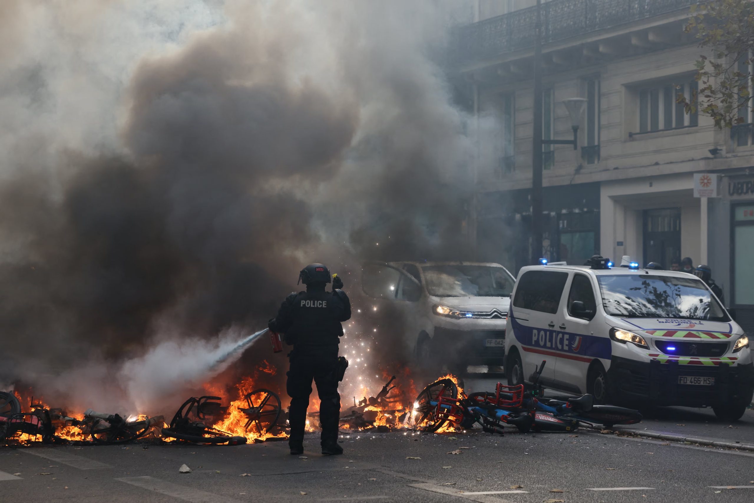 La movilización reunió a colectivos estudiantiles y a antiguos referentes de los chalecos amarillos (REUTERS/Jack Taylor)