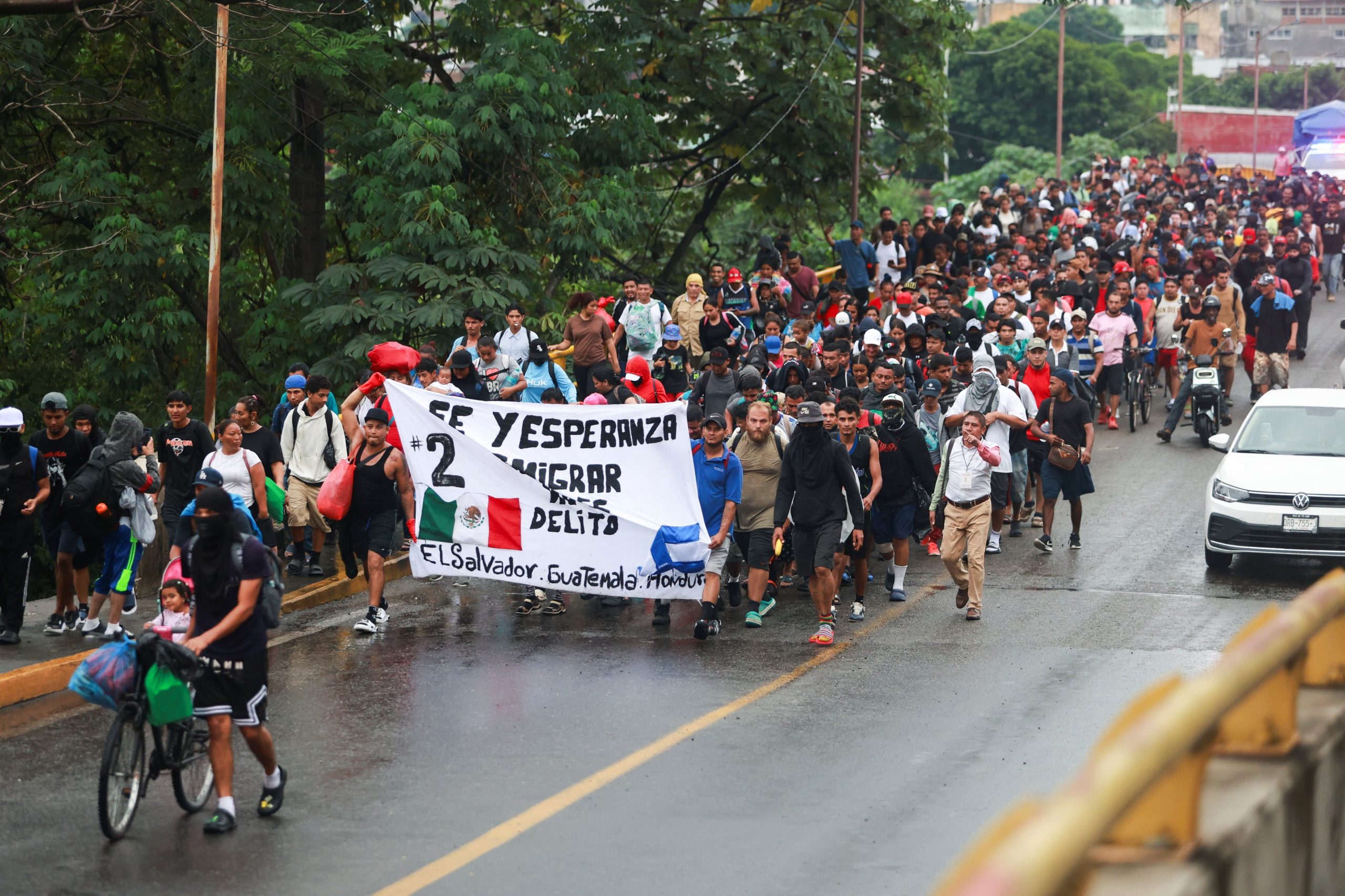 Migrantes de diversas nacionalidades participan en una caravana conocida como