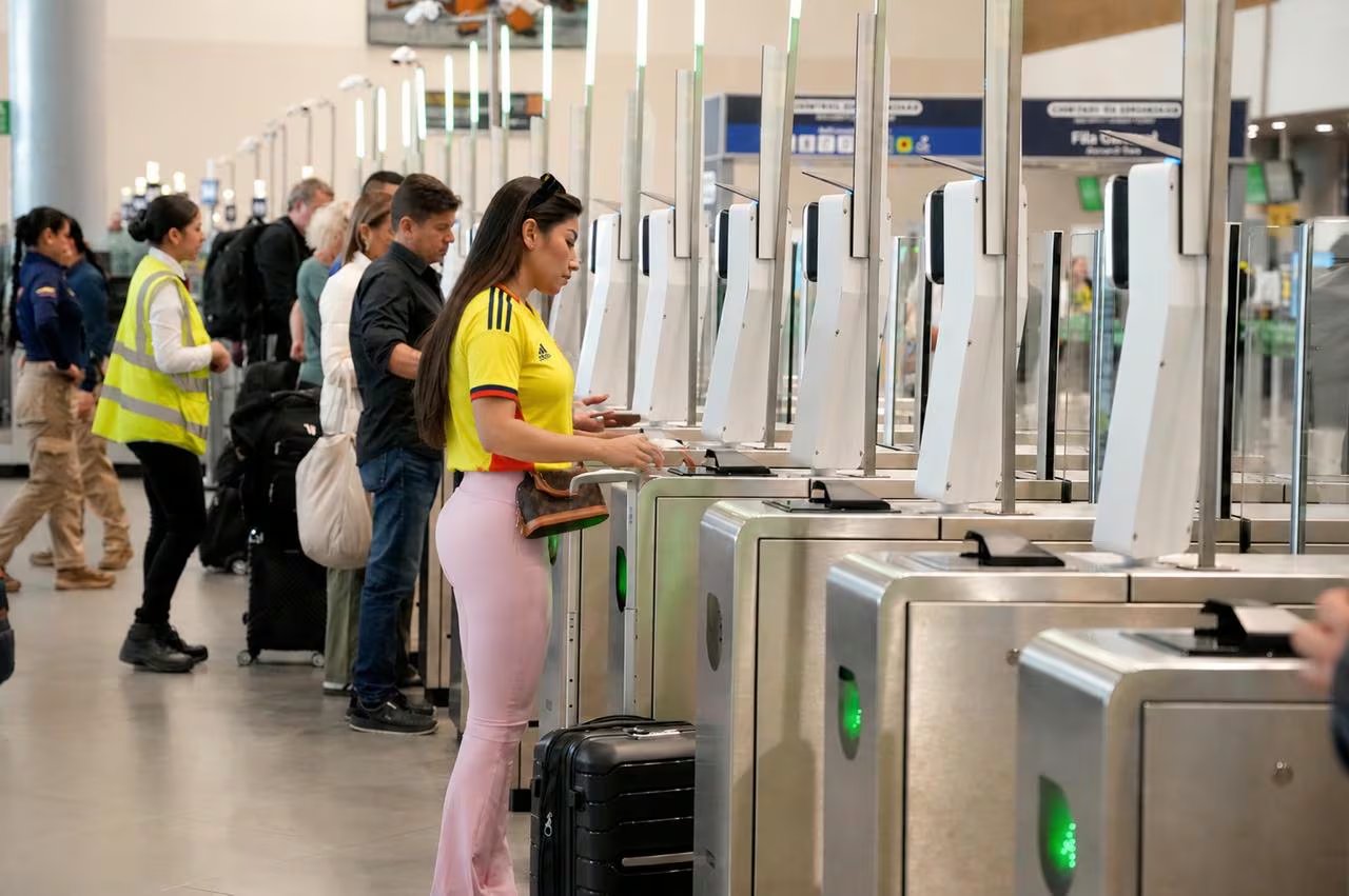 Antes de viajar al extranjero, es importante verificar la vigencia del pasaporte y los documentos que pueden solicitar las autoridades migratorias - crédito ANI