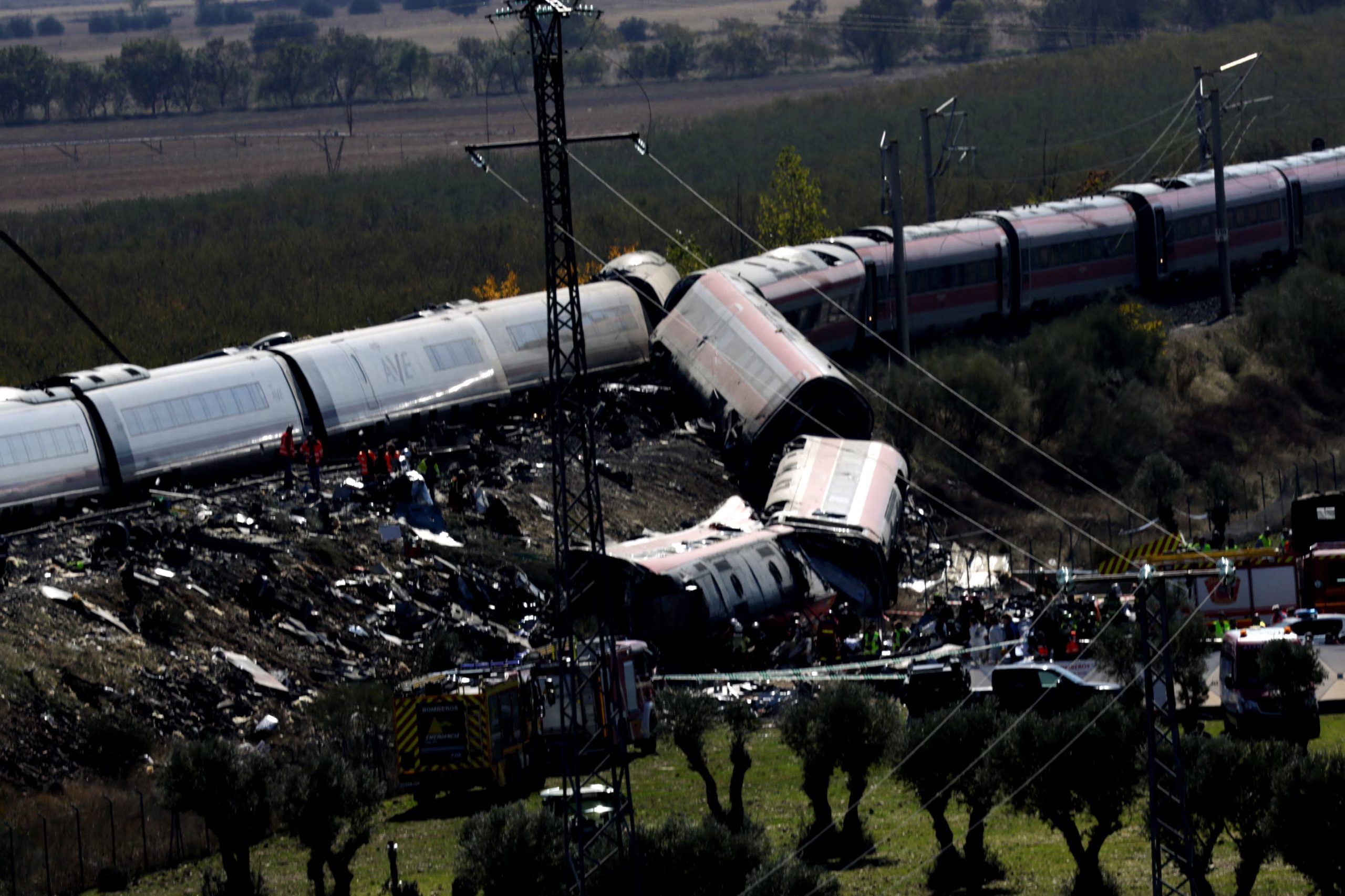 Los medios españoles informan que el presidente castellanomanchego Emiliano García-Page actualiza el recuento, mientras las autoridades mantienen las tareas de rescate en los vagones de ambos trenes, donde viajaban 544 personas. REUTERS/Violeta Santos Moura