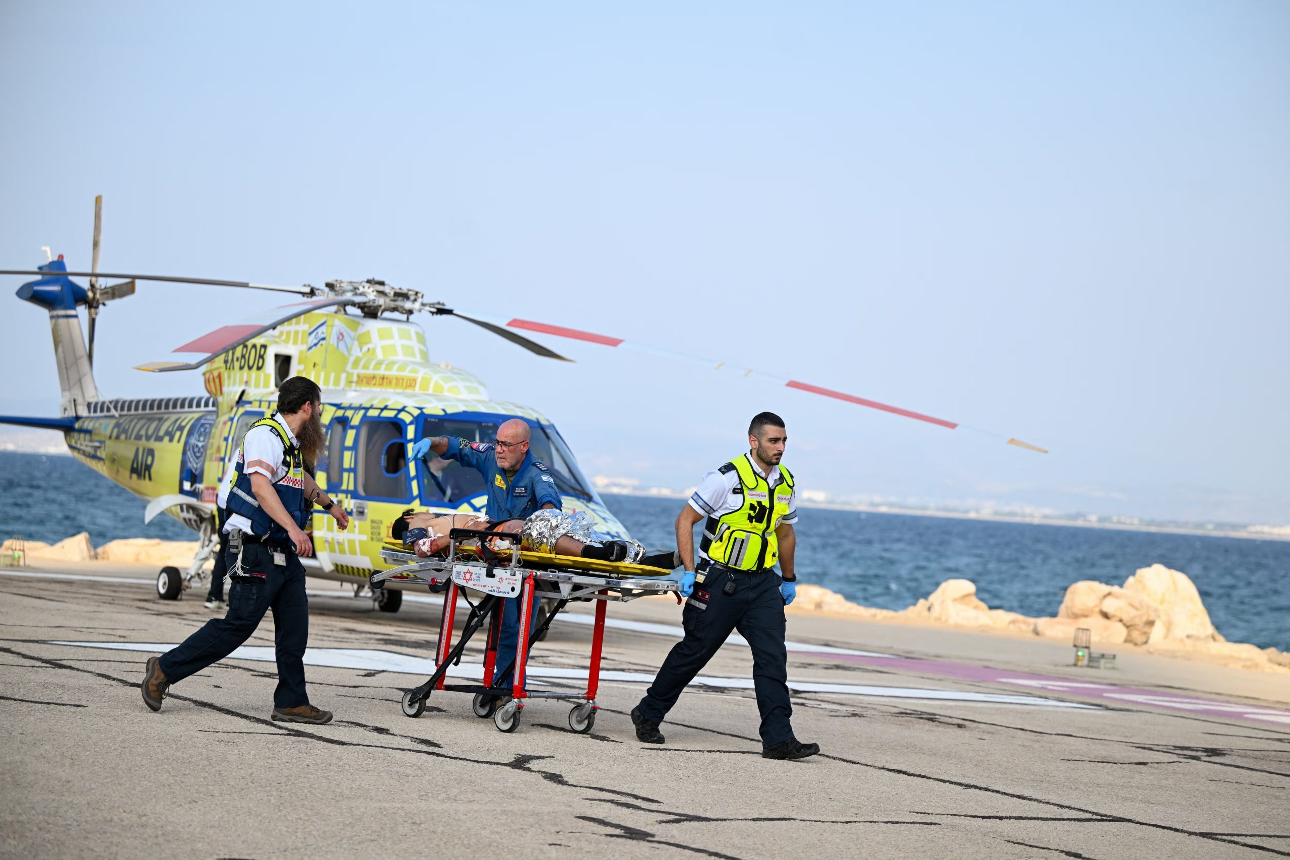 Paramédicos israelíes trasladan a un hombre herido —tras su llegada en helicóptero desde el lugar de una explosión en el norte de Israel, cerca de la frontera con el Líbano— al hospital Rambam de Haifa, Israel, el 12 de octubre de 2026. REUTERS/Rami Shlush