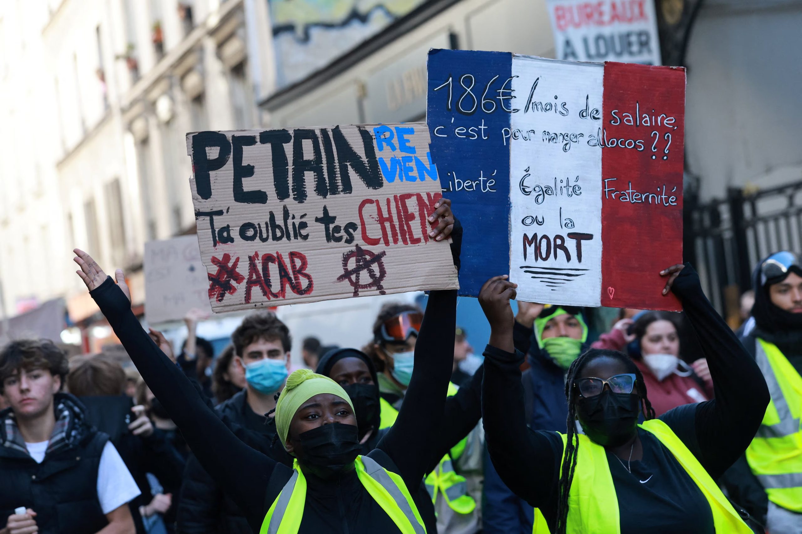 Manifestantes encapuchados con chalecos amarillos participan en una manifestación contra el costo de vida y el aumento de los precios de los combustibles cerca de la Plaza de la República de París (REUTERS/Stephanie Lecocq)
