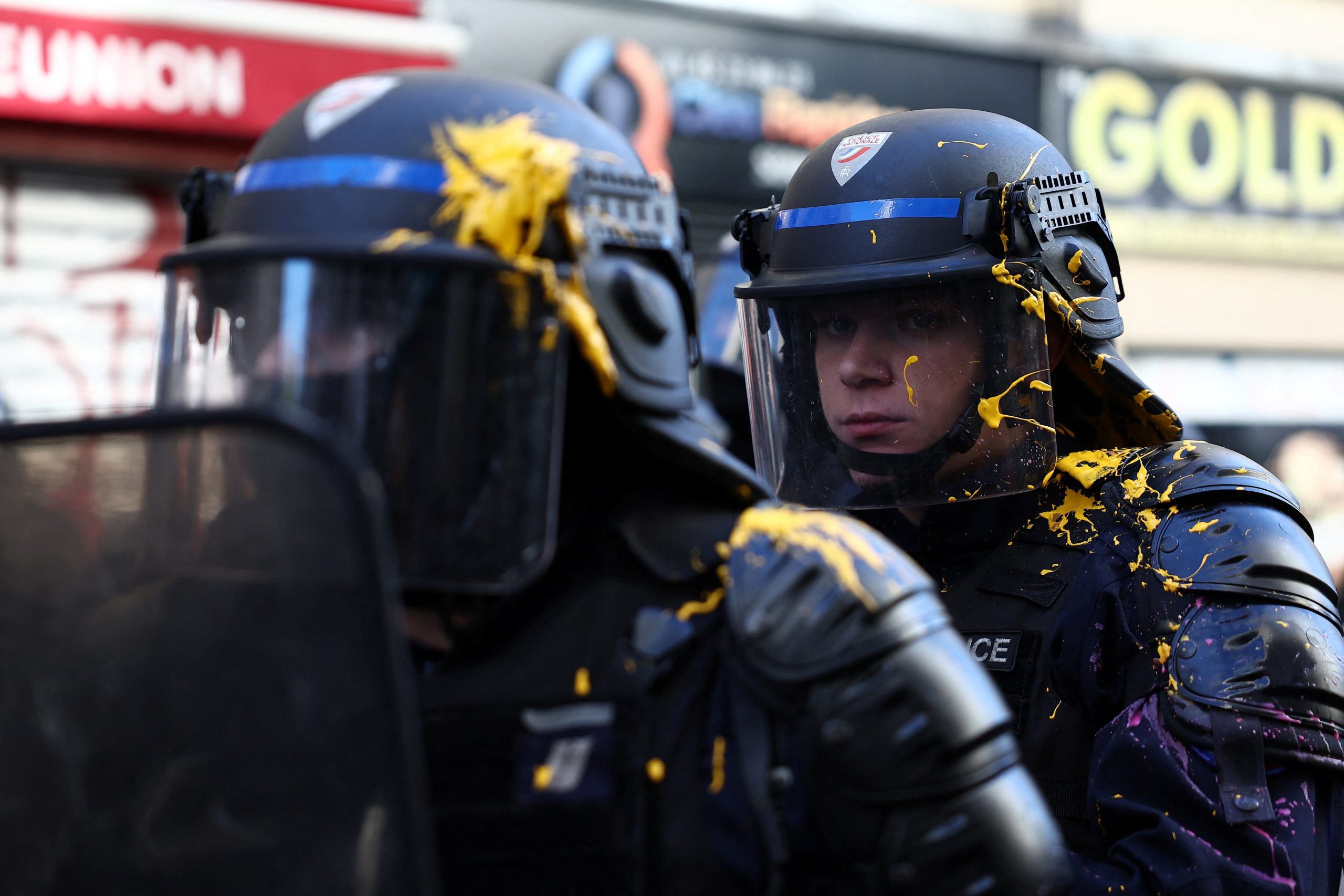 La policía antidisturbios francesa se mantiene en posición, con los cascos rociados de pintura amarilla, en medio de enfrentamientos con manifestantes, durante una manifestación en una calle cerca de la estación ferroviaria Gare du Nord de París (REUTERS/Abdul Saboor)

